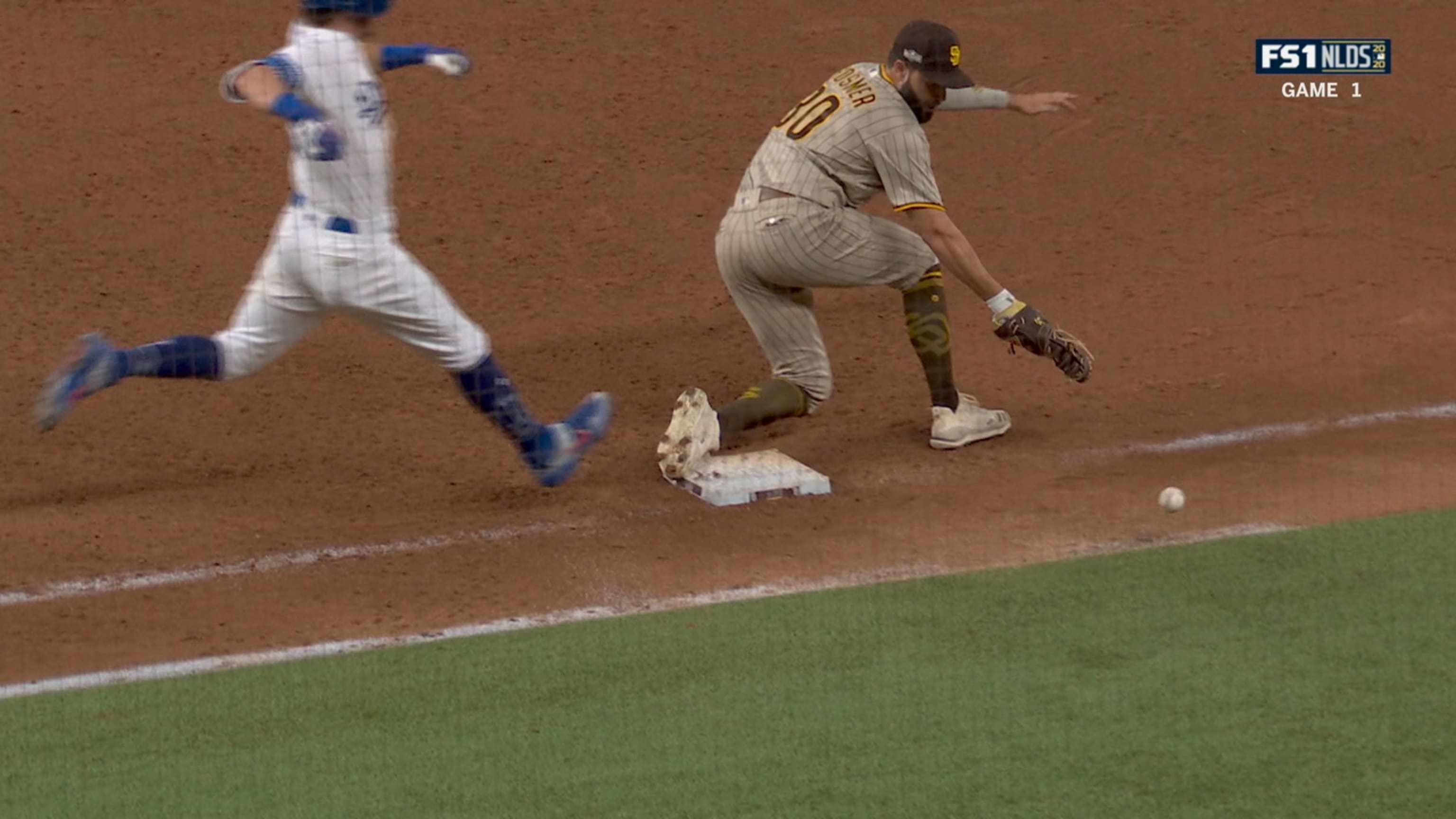 Justin Turner scores on an error