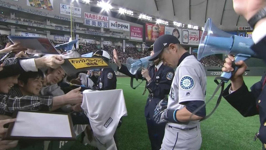 Ichiro signs autographs pregame