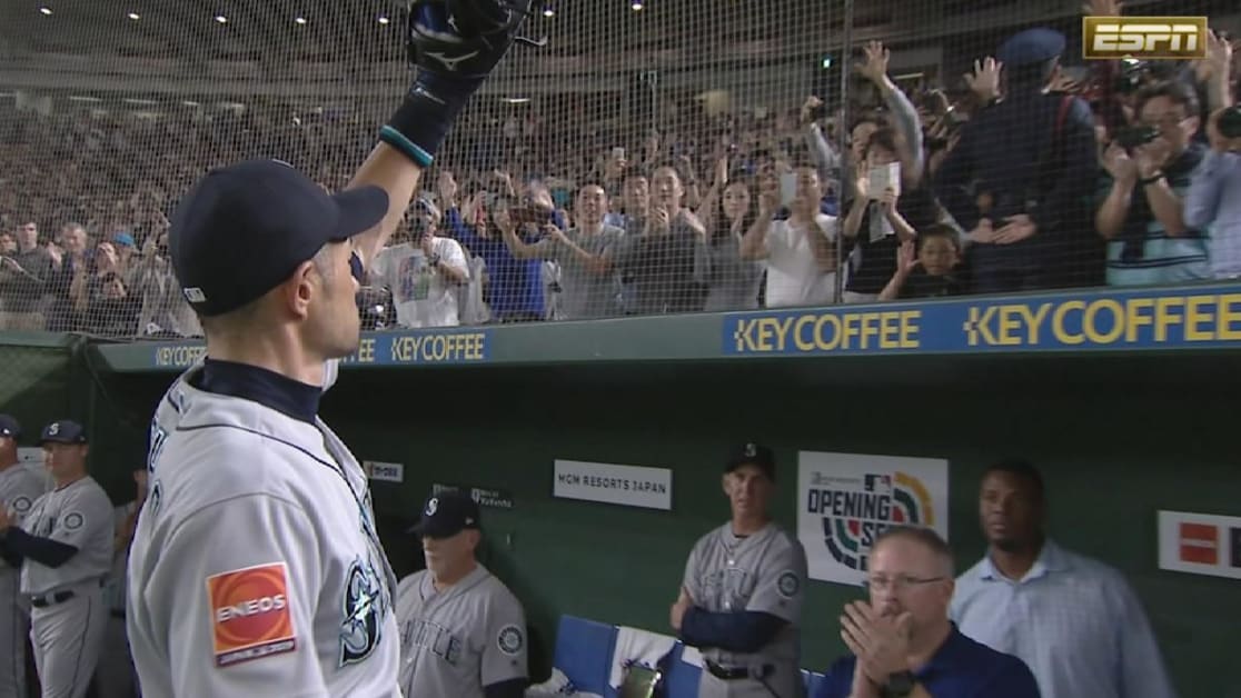 Ichiro recibe ovación en la 8va