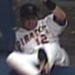 1998 WS Gm2: O'Neill makes catch, crashes into wall 