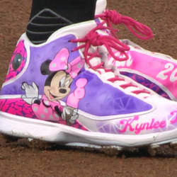 Betts dons Minnie Mouse cleats, 08/23/2019