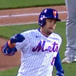 Jeff McNeil injured on the bases, 05/11/2021