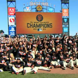 Giants revel in NL West title win, 10/03/2021