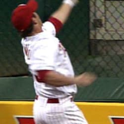 Aaron Rowand breaks his nose going for a catch and holds on (2006) :  r/baseball