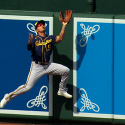 Tyrone Taylor makes leaping catch, 07/25/2022