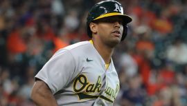 Khris Davis firma extensión de dos años con los Atléticos de