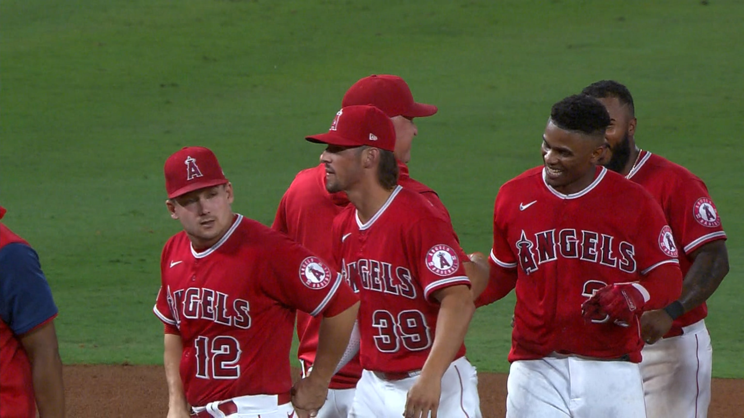 Magneuris Sierra's walk-off bunt