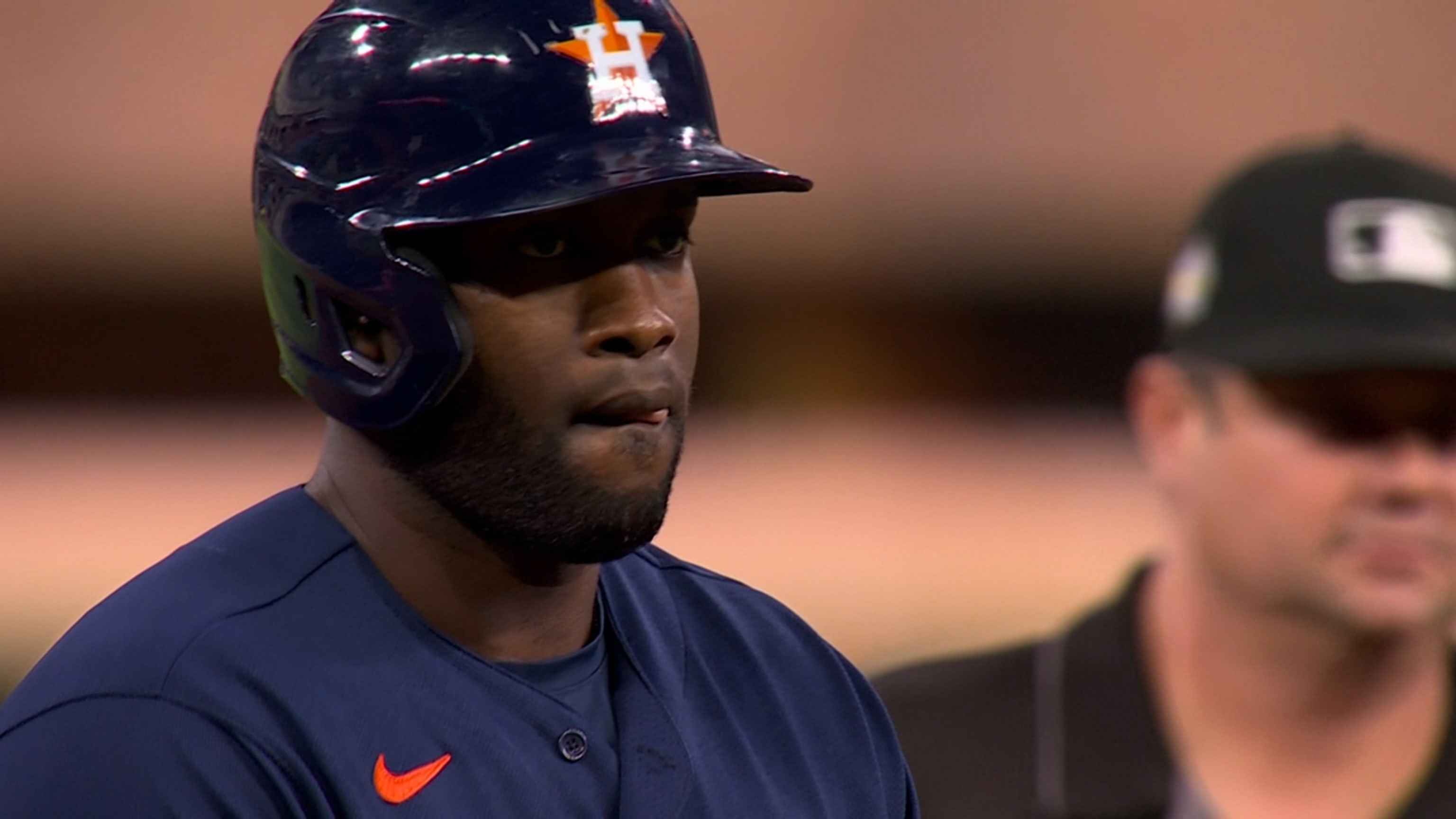 Yordan Álvarez empuja con doble