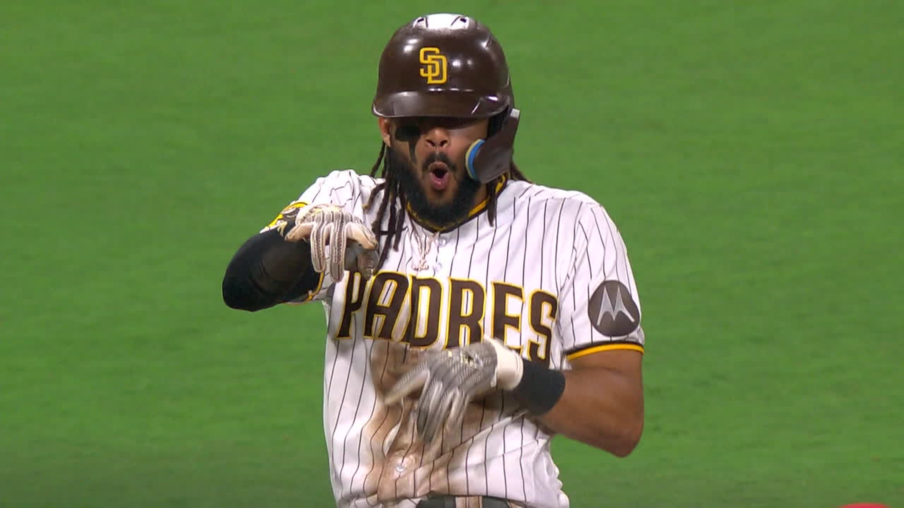 Tatis Jr. pega triple de dos rayas