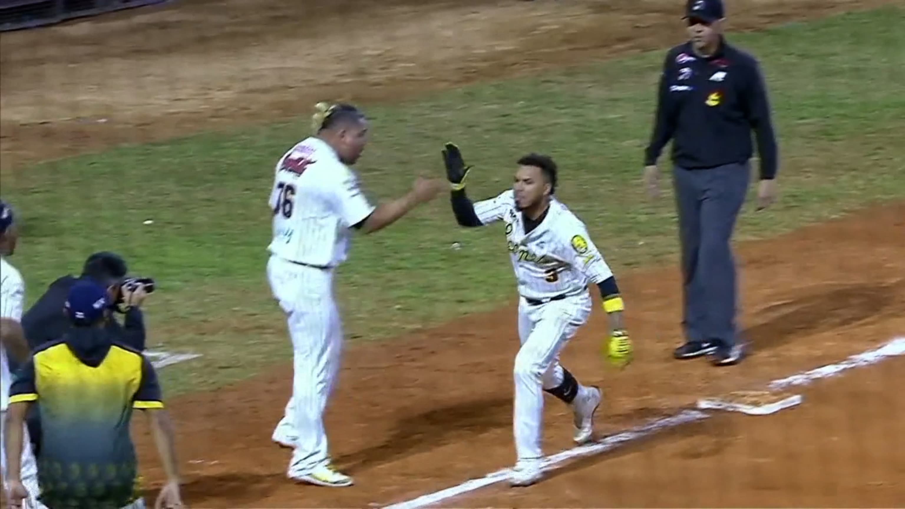 Castro decide con HR de oro