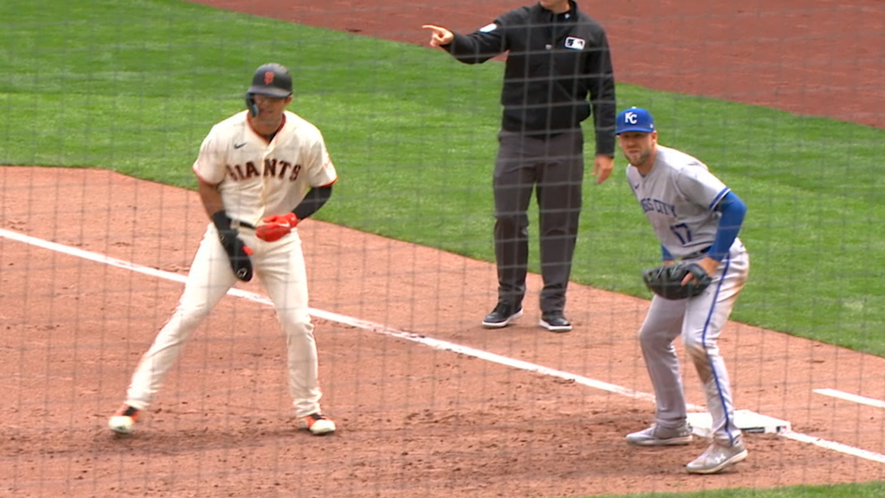 SF Giants catcher Roberto Pérez out for season after shoulder surgery