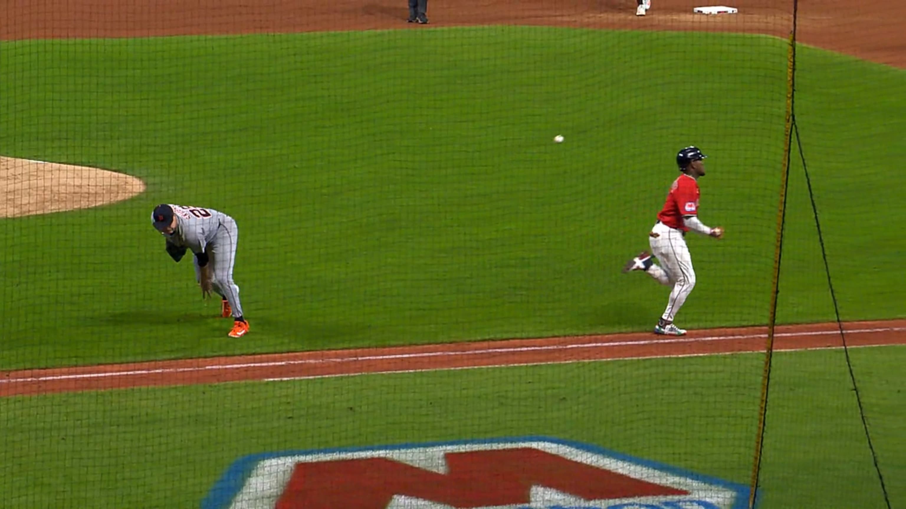 Angel Martínez reaches on bunt, Skubal's error