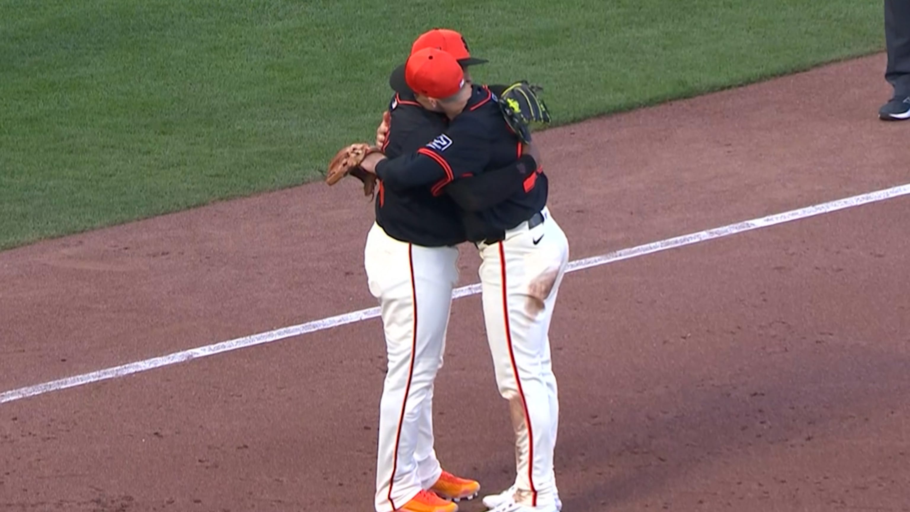 Pablo Sandoval receives an ovation from the crowd