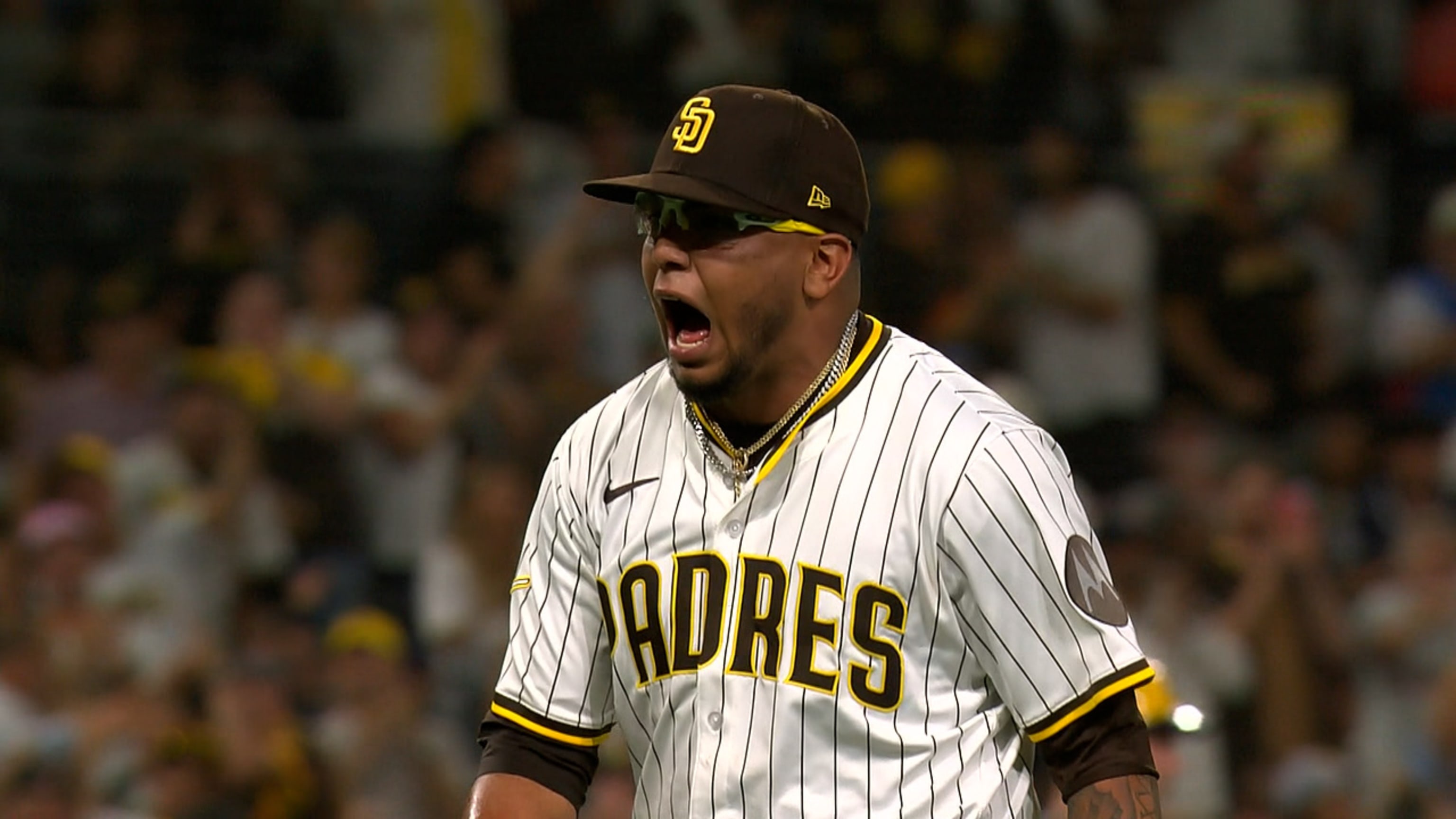 Padres turn clutch double play in the 11th