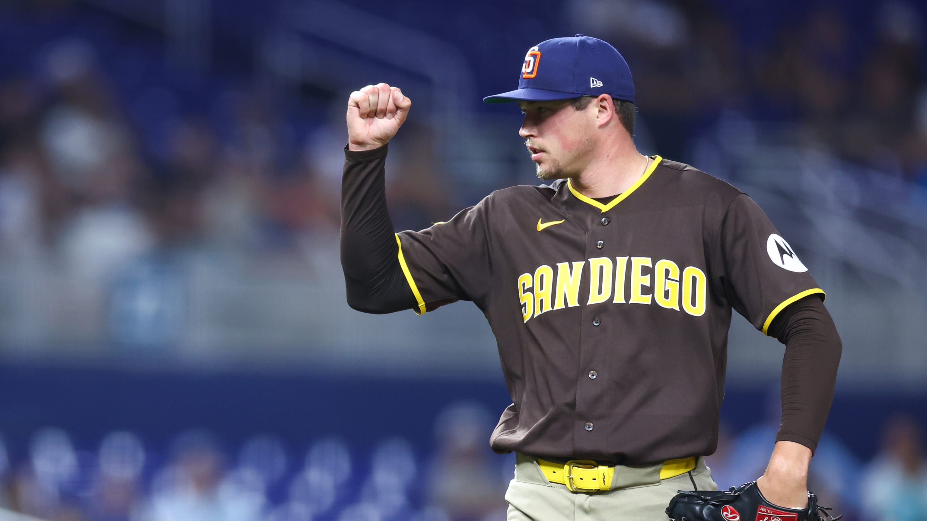 Mason Miller poncha a Kyle Stowers