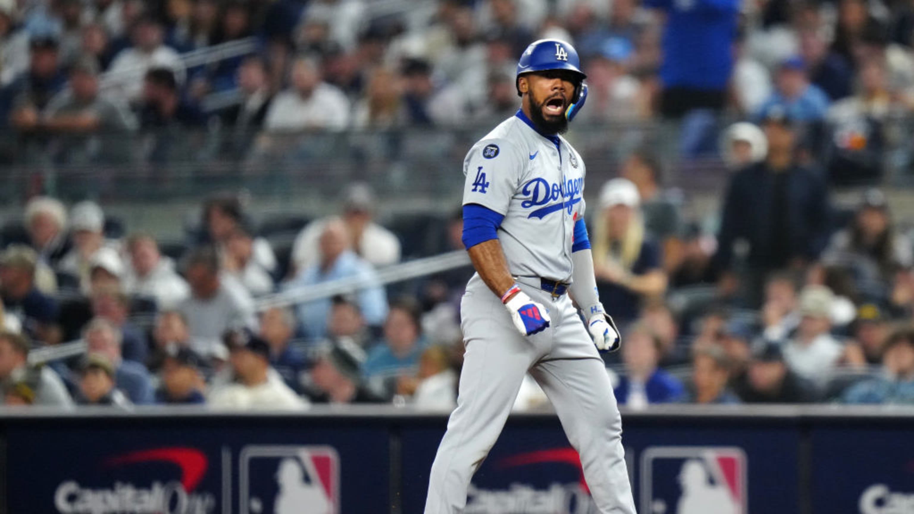 Teoscar Hernández re-signs with Dodgers