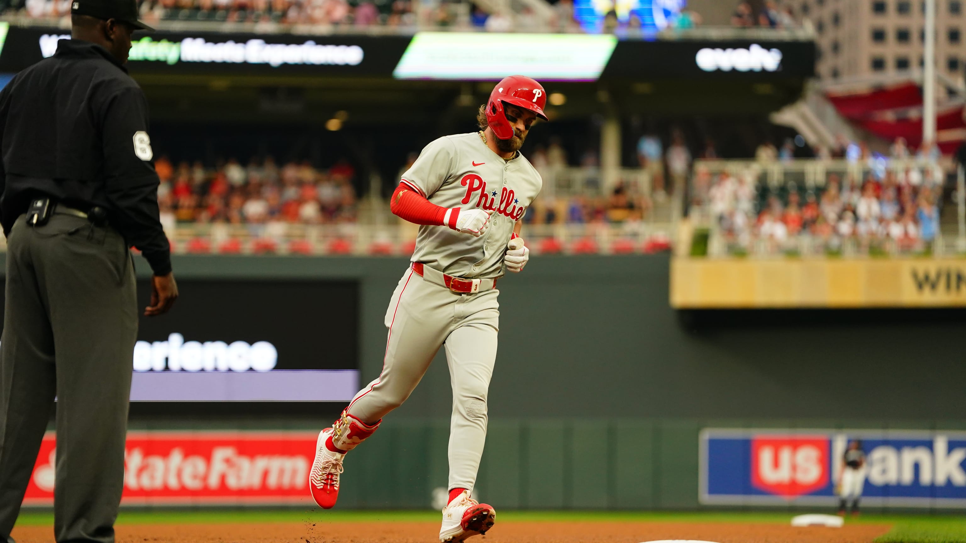 Bryce Harper pega HR de 2 rayas