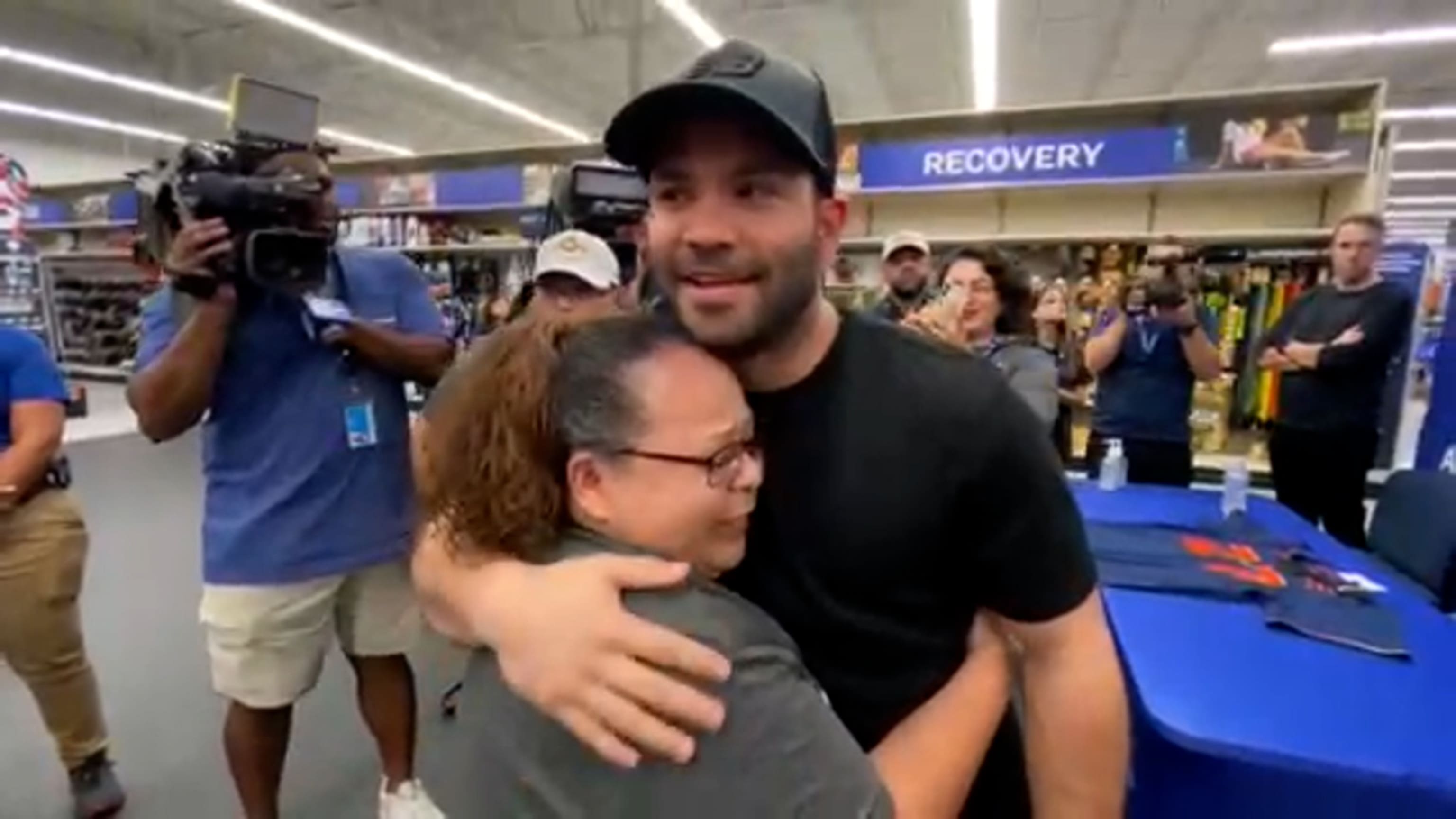 Altuve meets fan who beat cancer