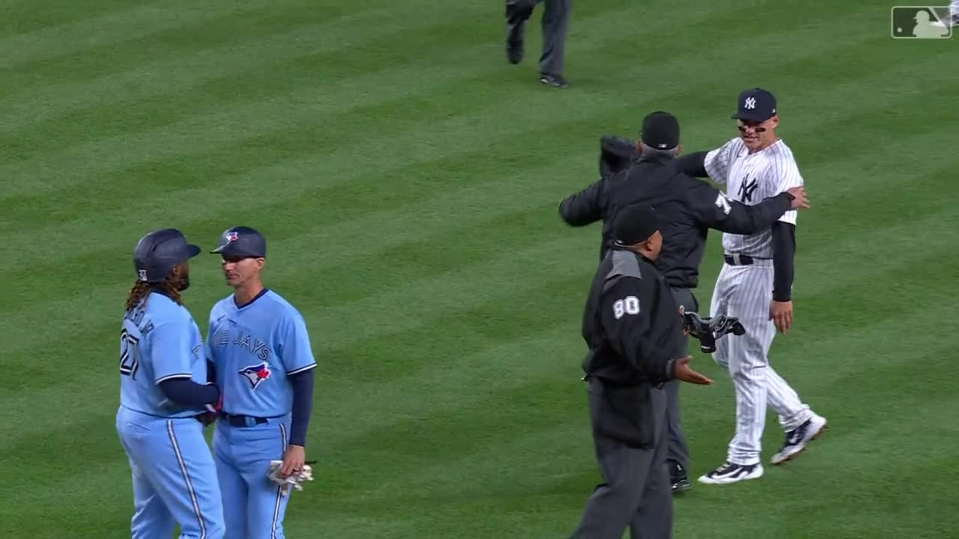 Vlad Jr. es golpeado por un pitcheo
