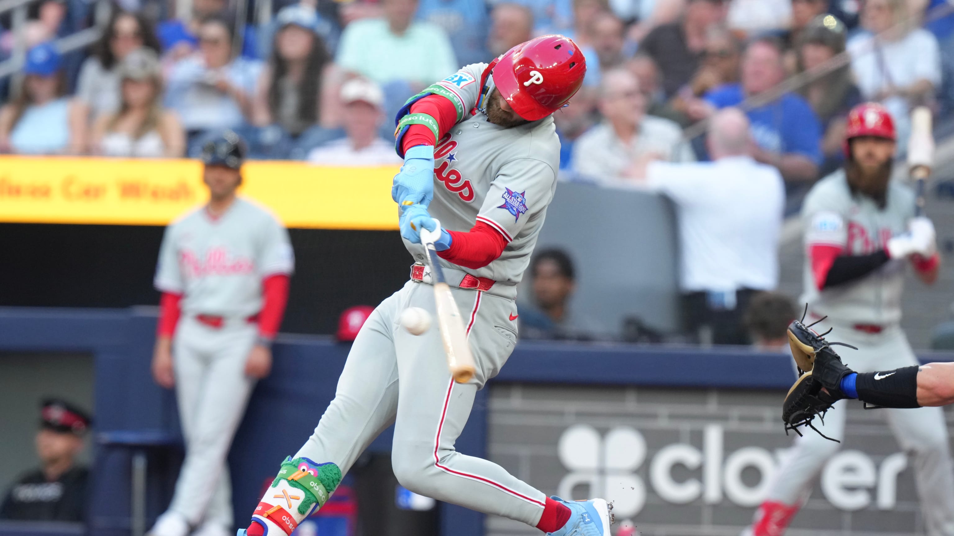 カイル・シュワーバーがフィリーズで初の一塁出場、MLBトップの25号を放つ