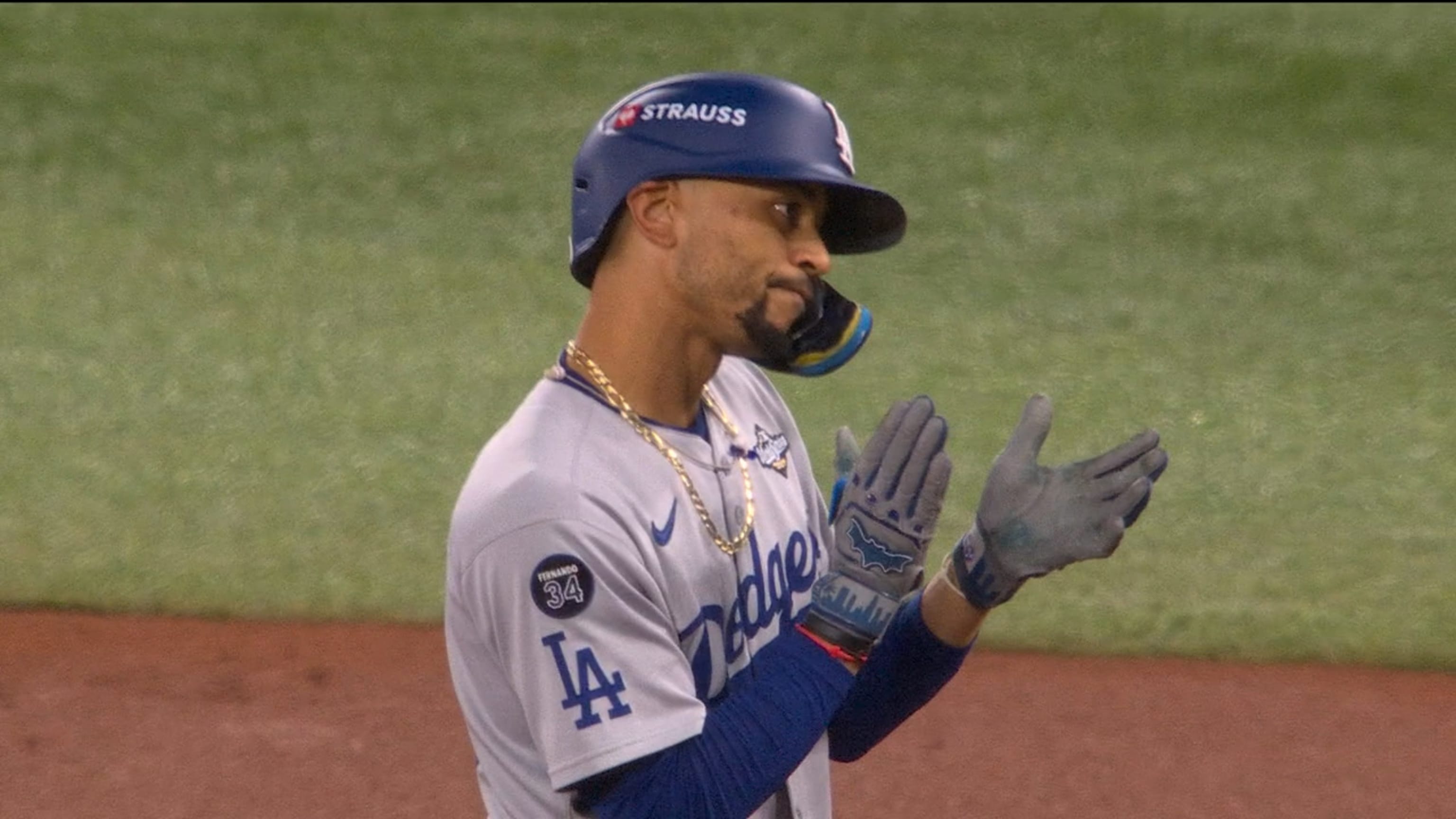 Mookie Betts remolca dos con sencillo en el 3ro