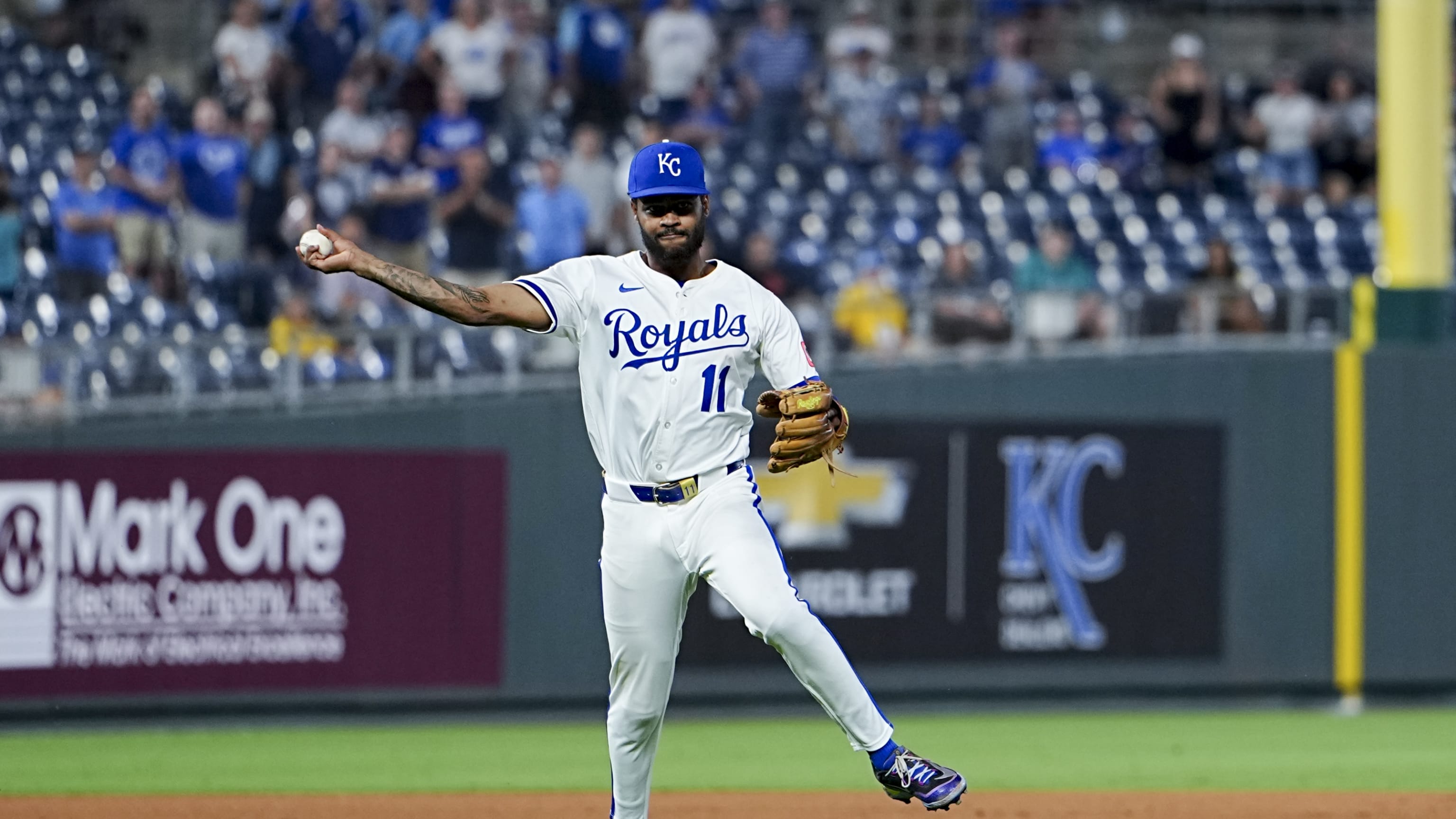 Maikel Garcia wins Gold Glove Award
