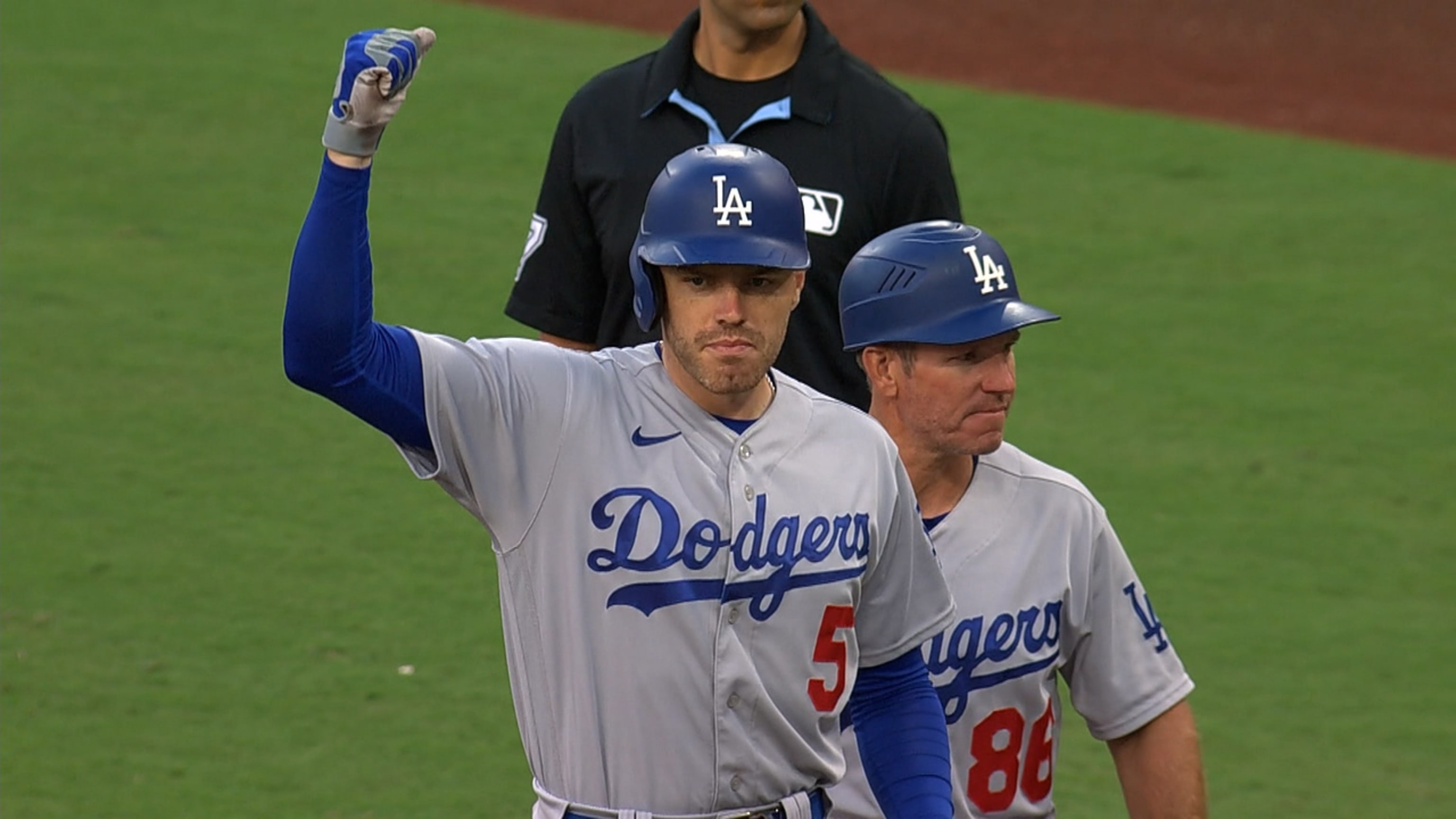 Padres ride 7-run 8th inning to victory vs. Dodgers