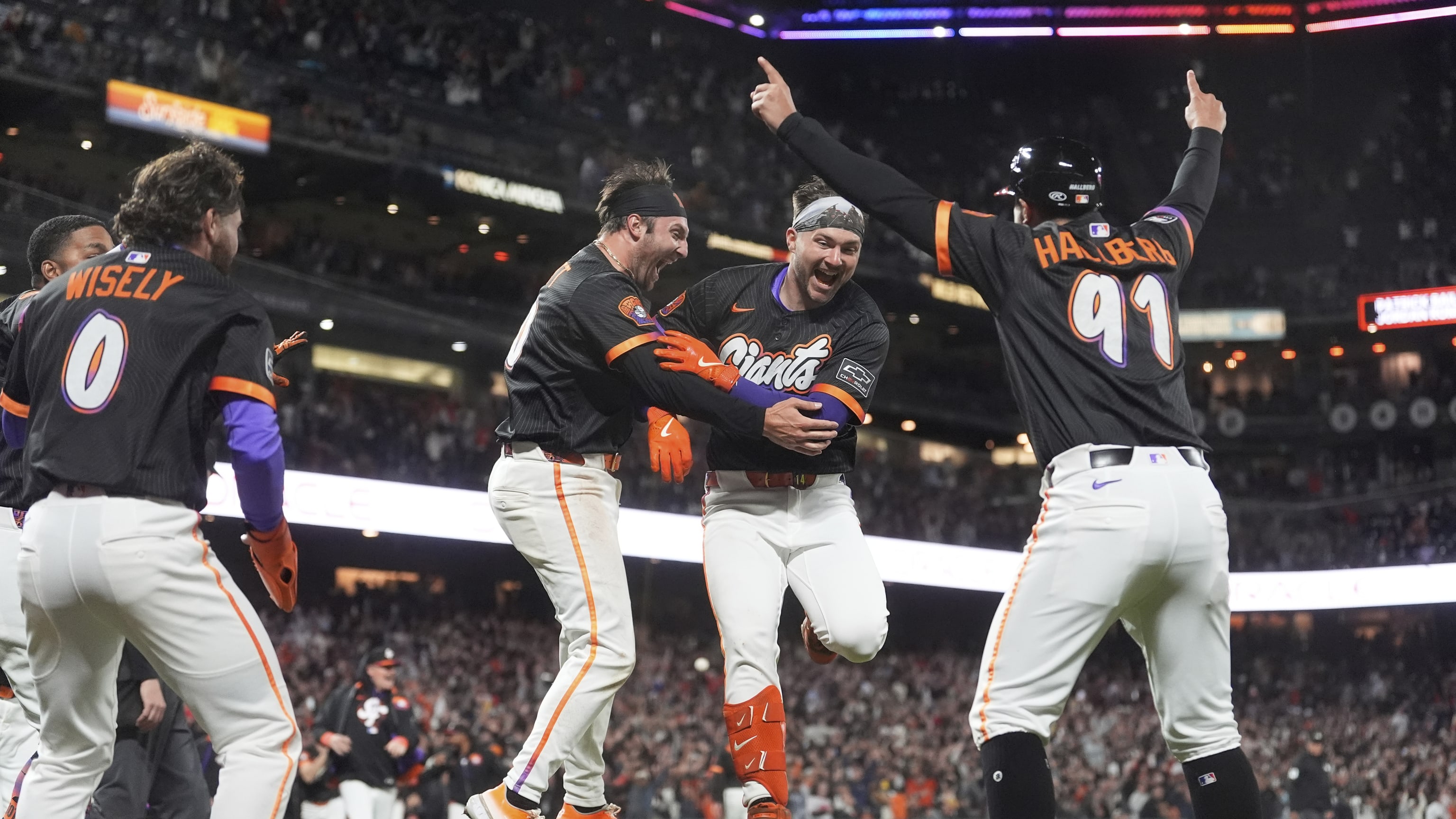 Patrick Bailey's walk-off inside-the-park homer (2)