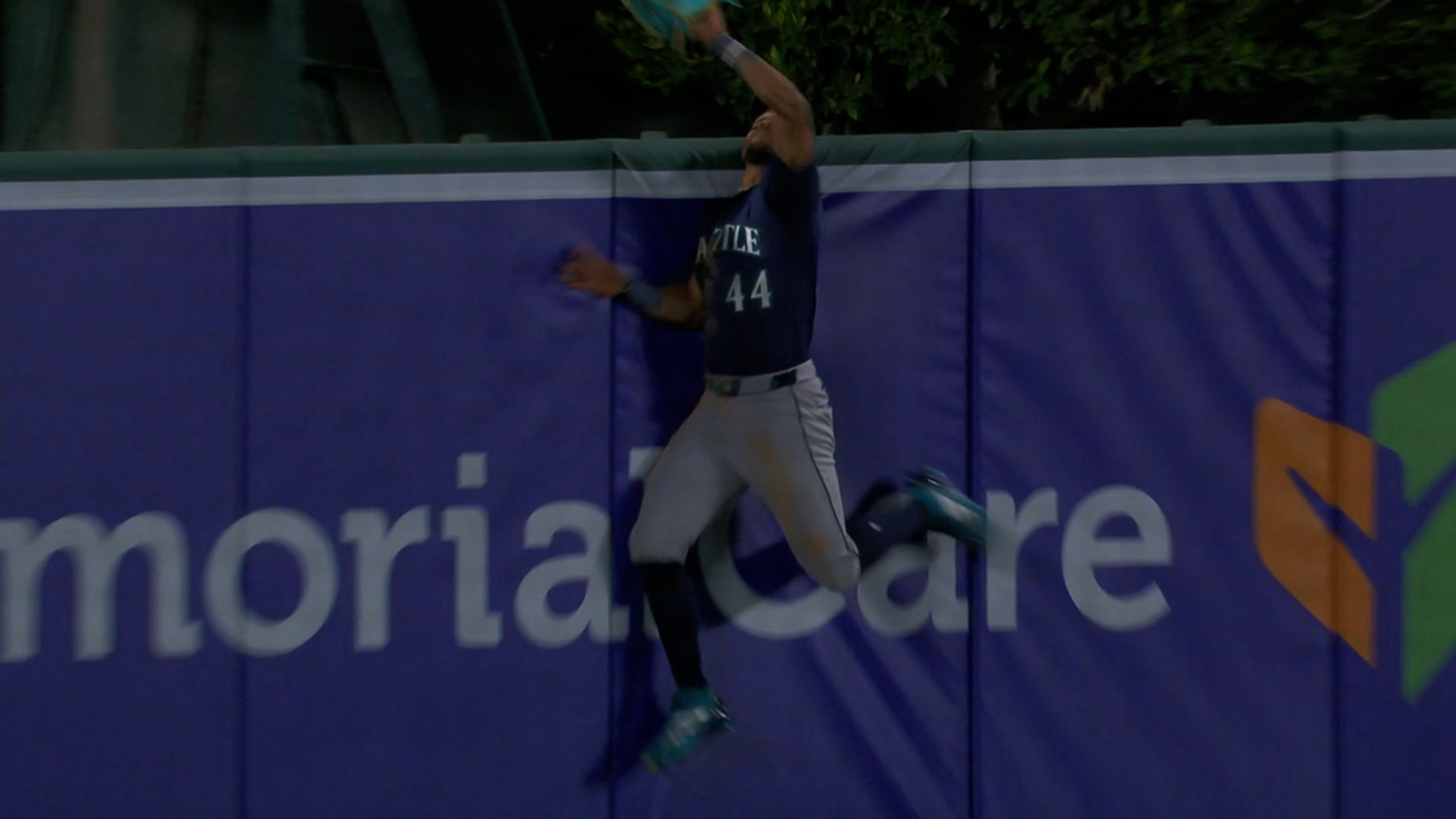 Julio Rodríguez hits RBI triple, robs home run