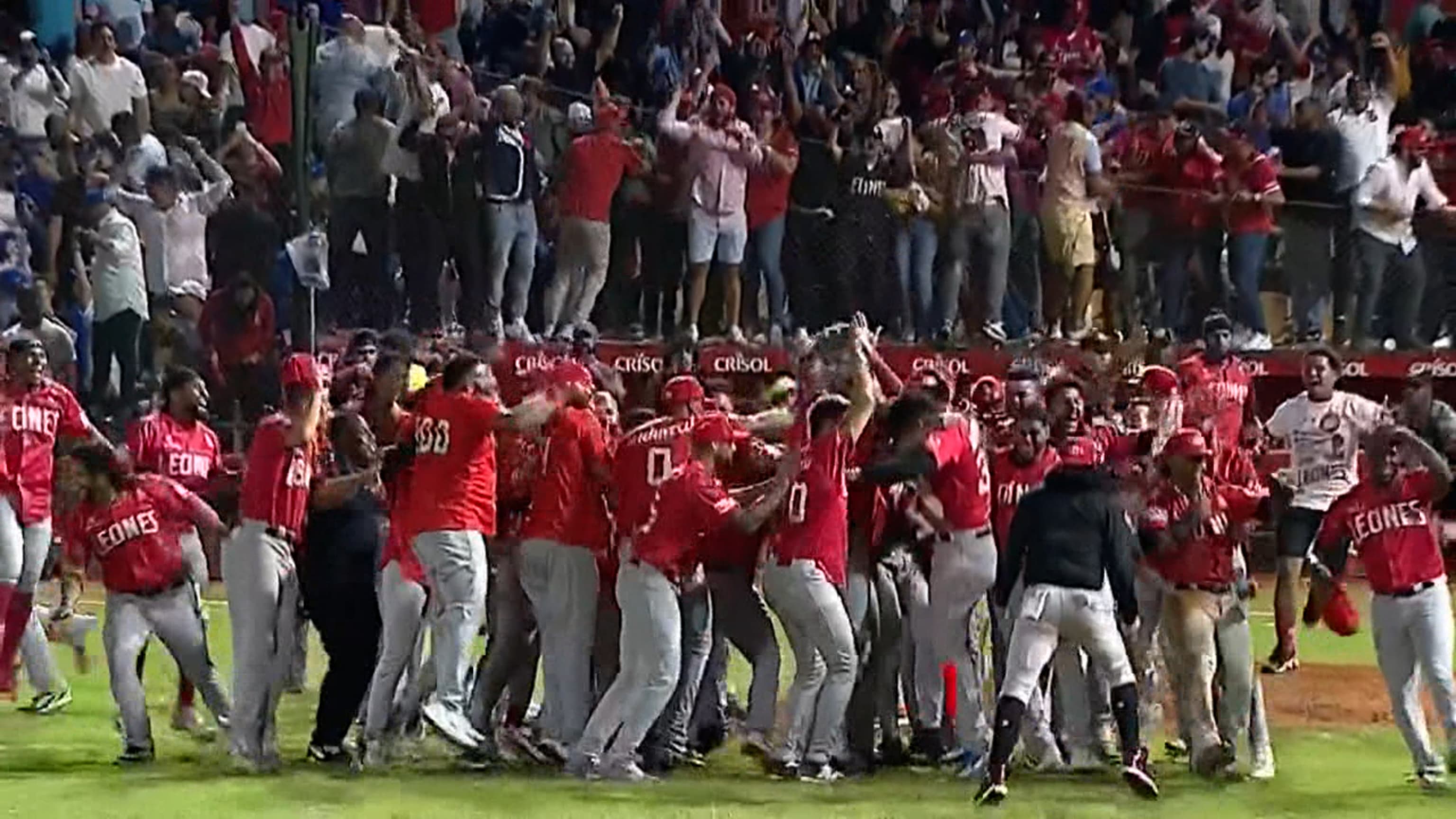 Caminero da HR, Leones se coronan