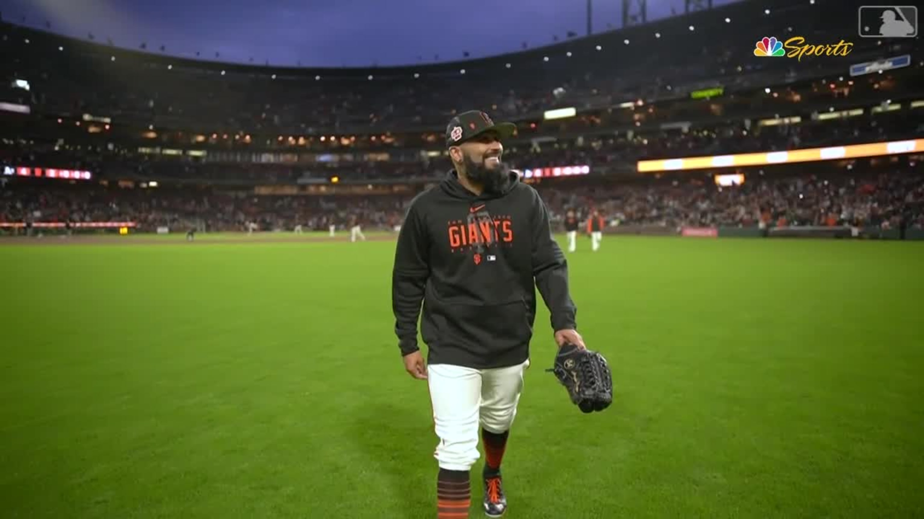 Sergio Romo camina al bullpen