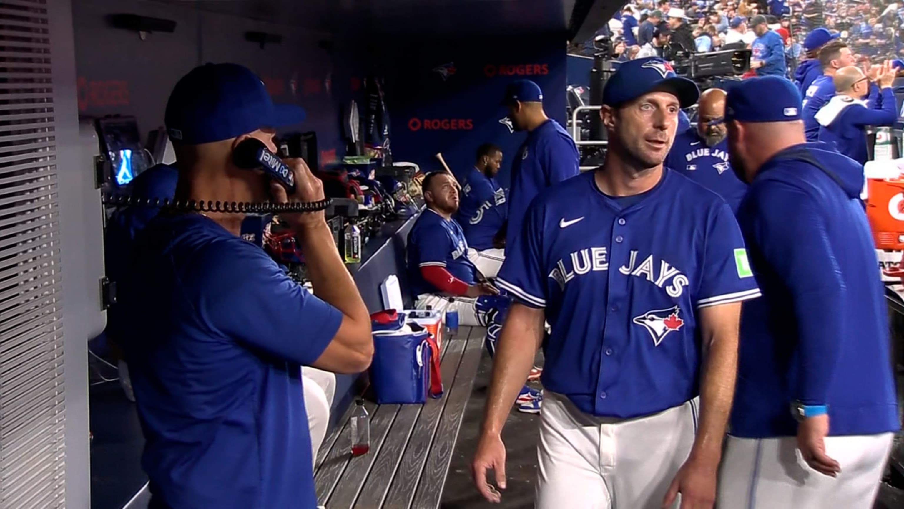 Scherzer exits Blue Jays debut with lat soreness