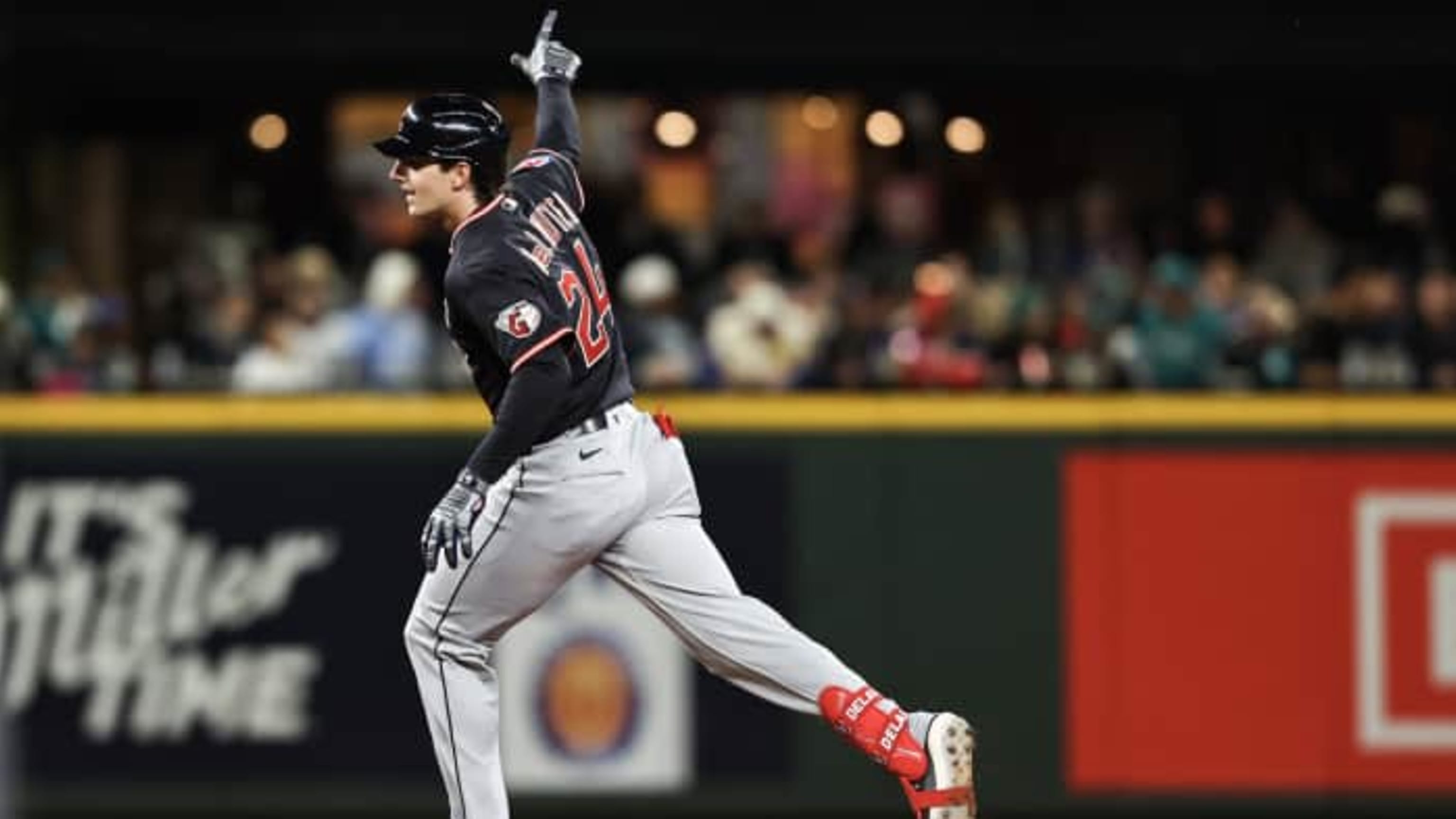 DeLauter detona HR de dos carreras