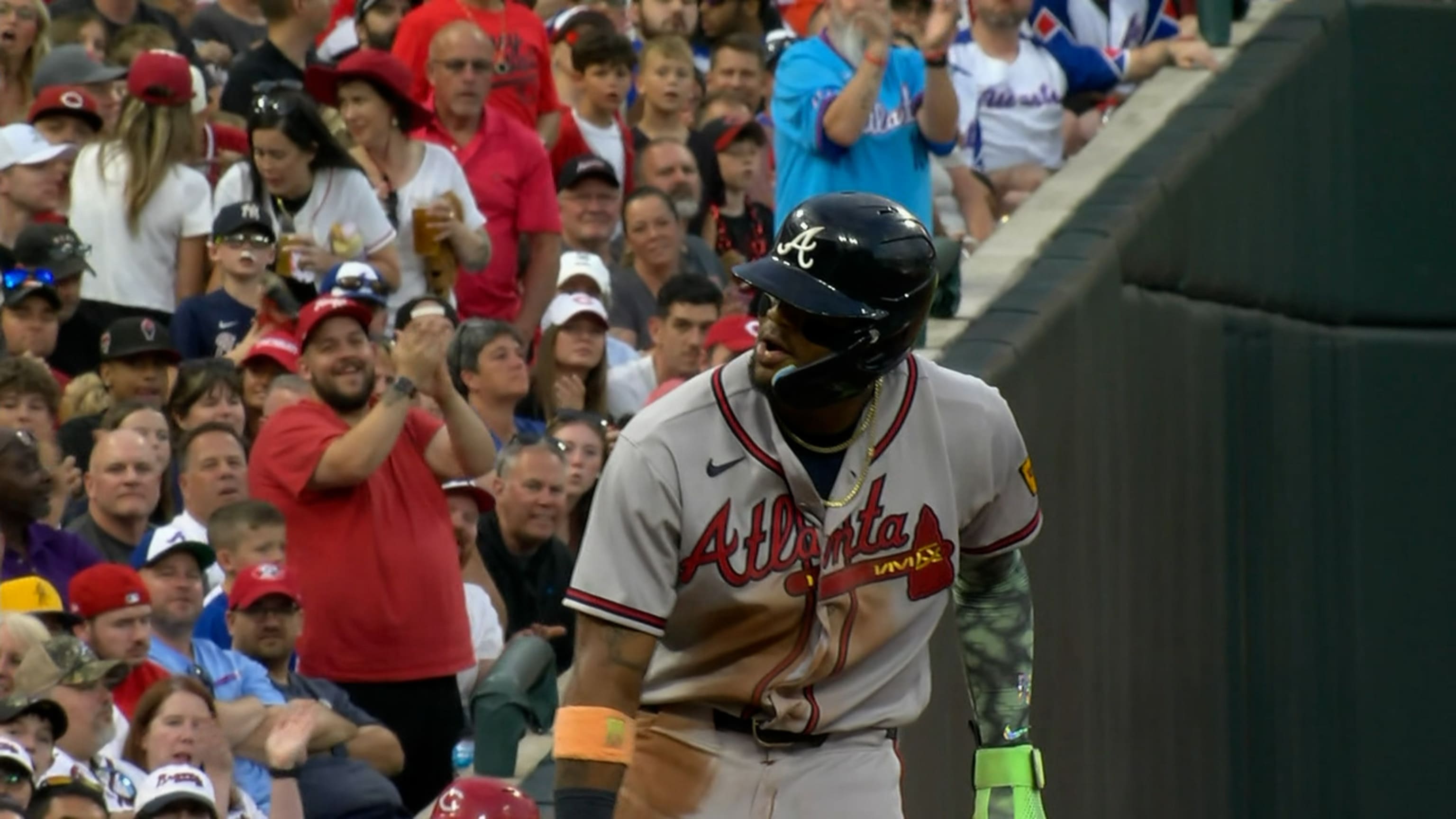 Ronald Acuña Jr. se roba segunda y tercera en la 5ta