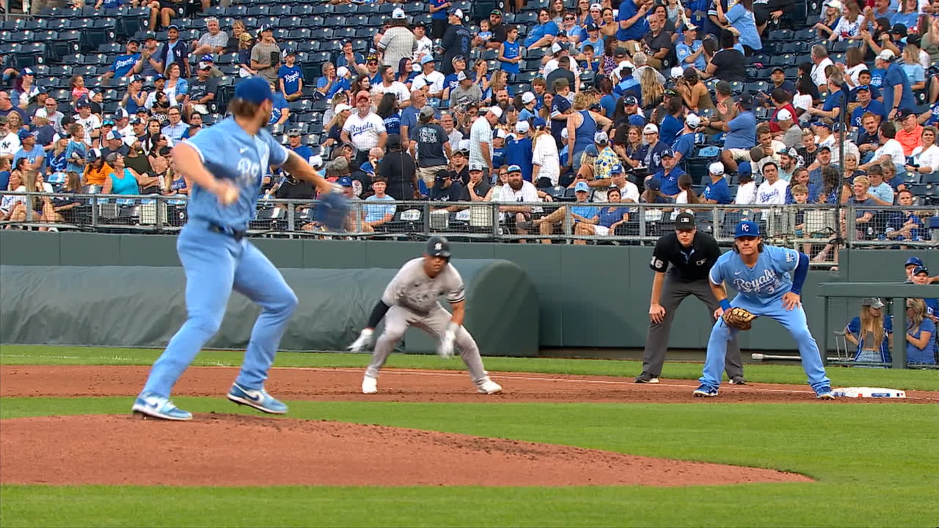 Royals GM says team is interested in long-term contract extension with Bobby  Witt Jr. 