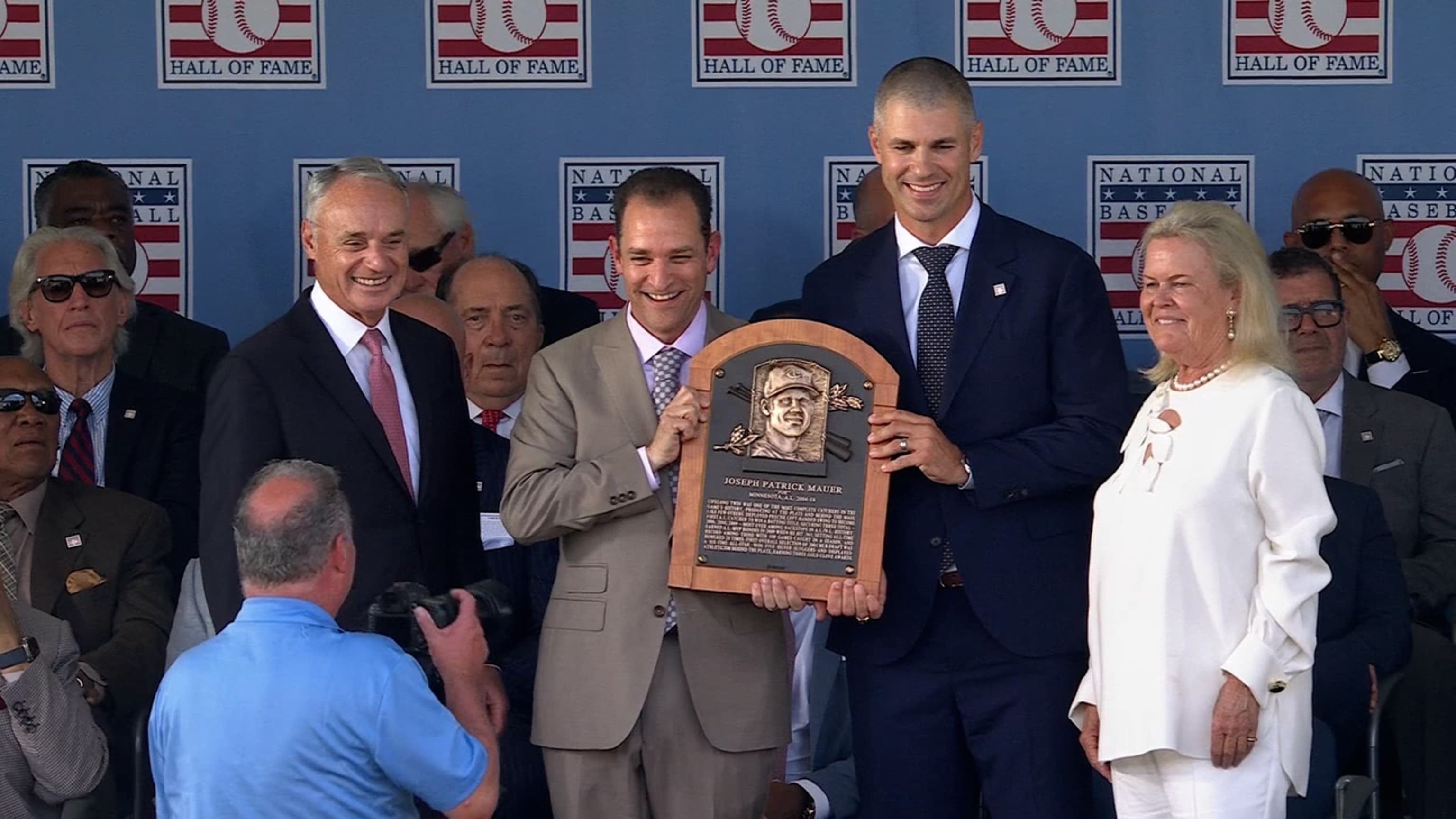 Joe Mauer has his HOF plaque read to crowd