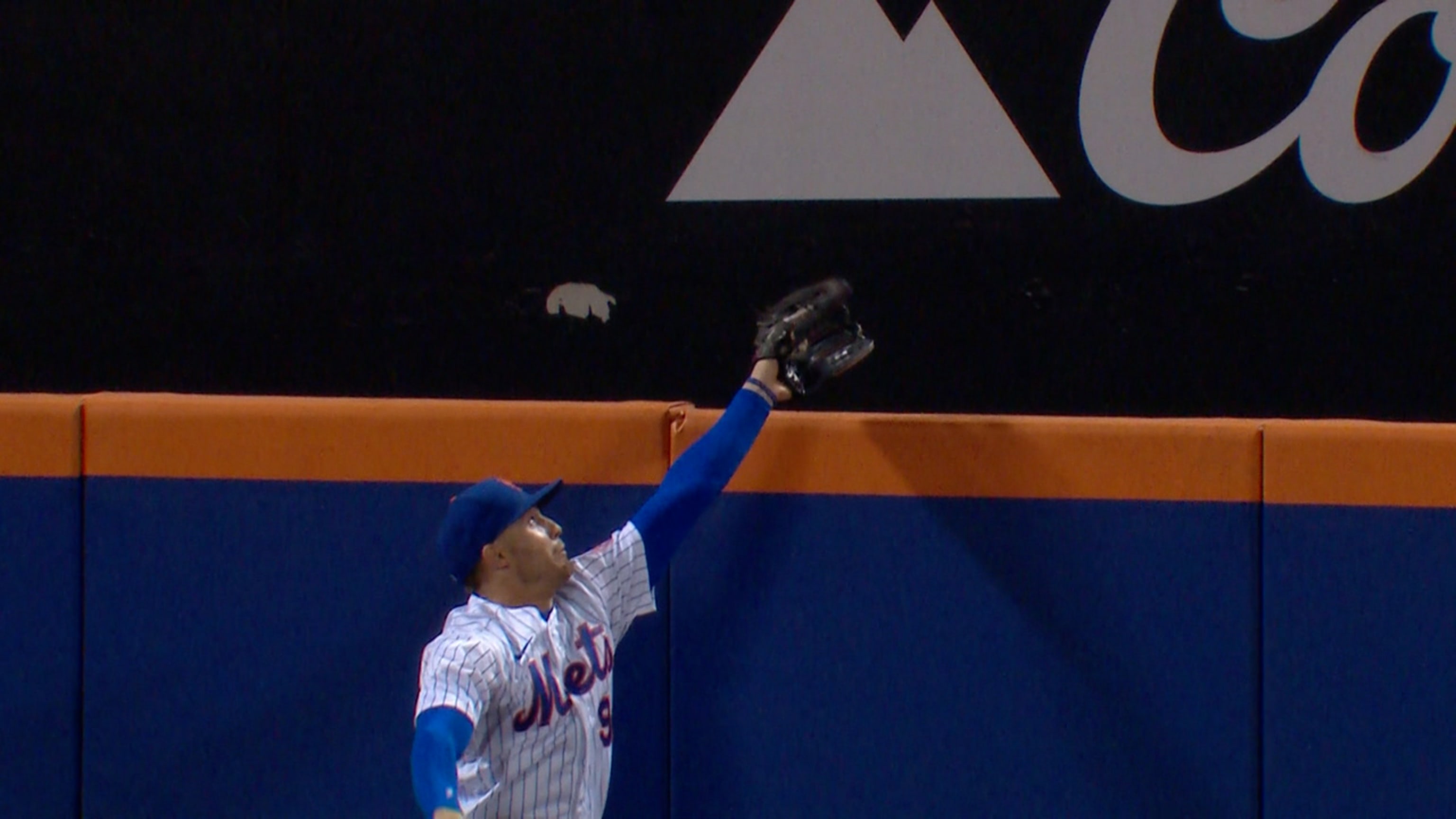 Nimmo le roba un HR a Turner