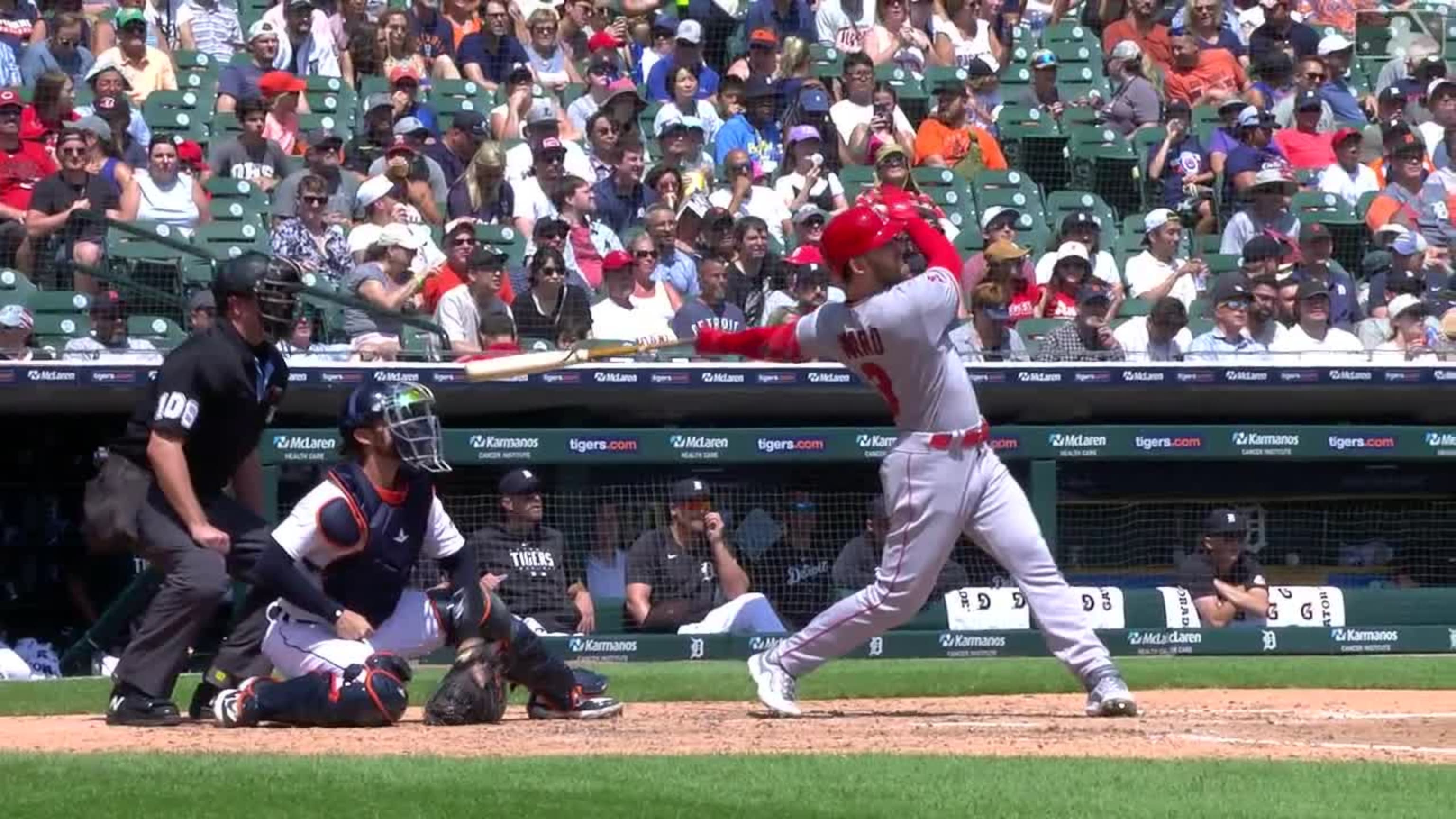 Taylor Ward batea 2 jonrones