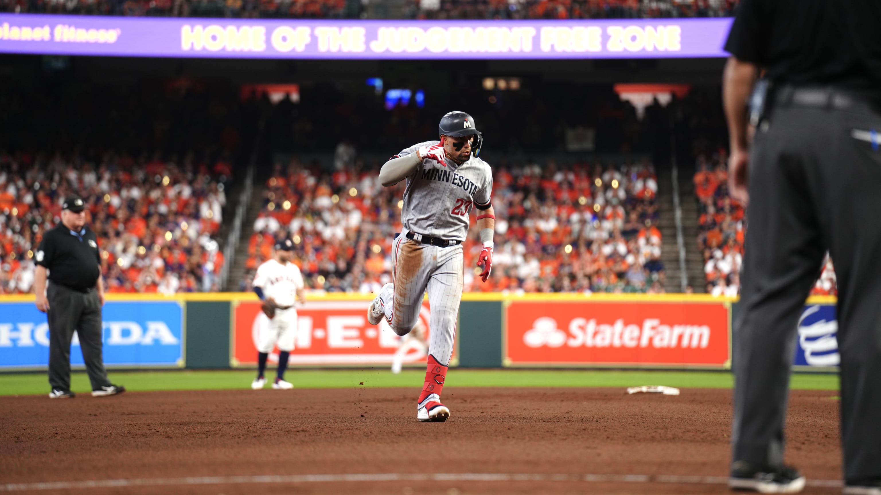 Guardians stage late-inning comeback to take 2-1 ALDS lead against