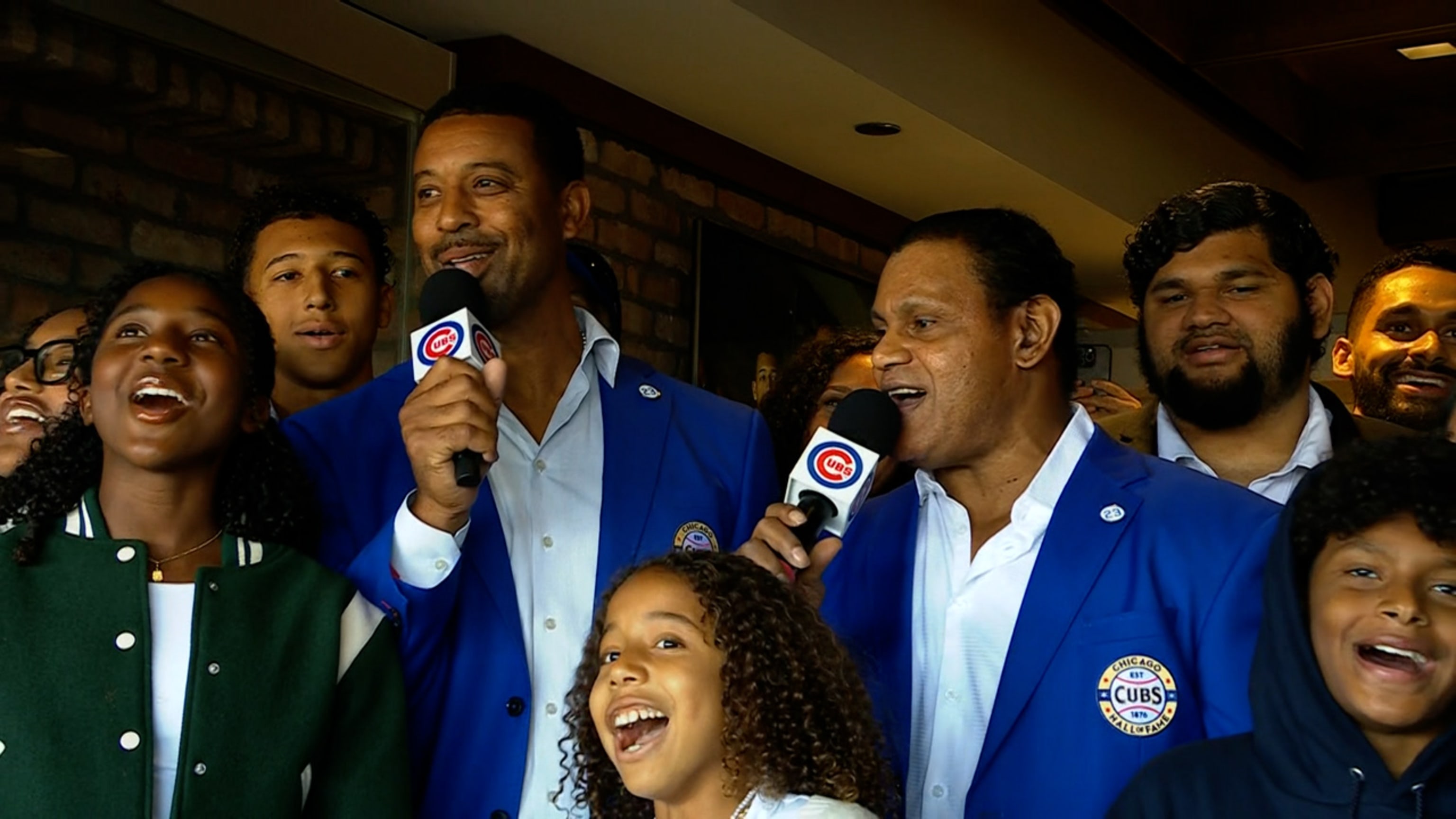 Sosa y Lee cantan "Take Me Out to the Ballgame"