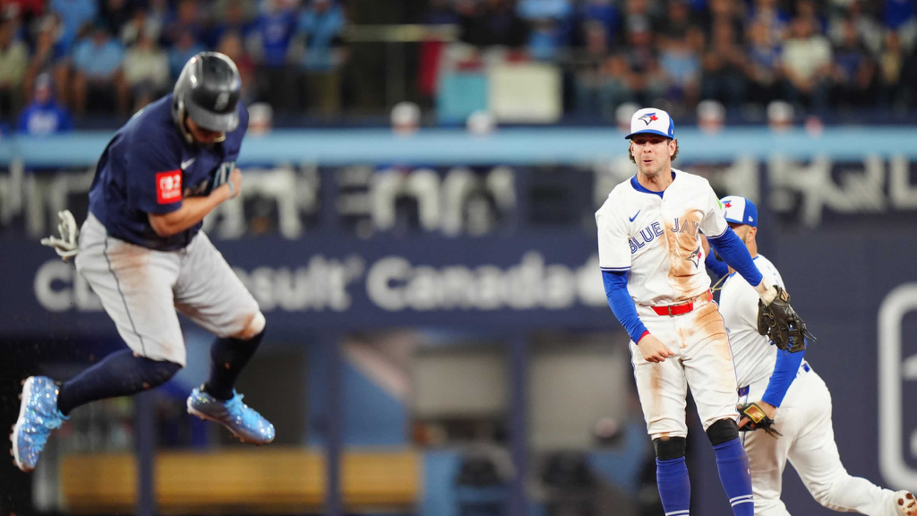Azulejos logran un doble play por interferencia