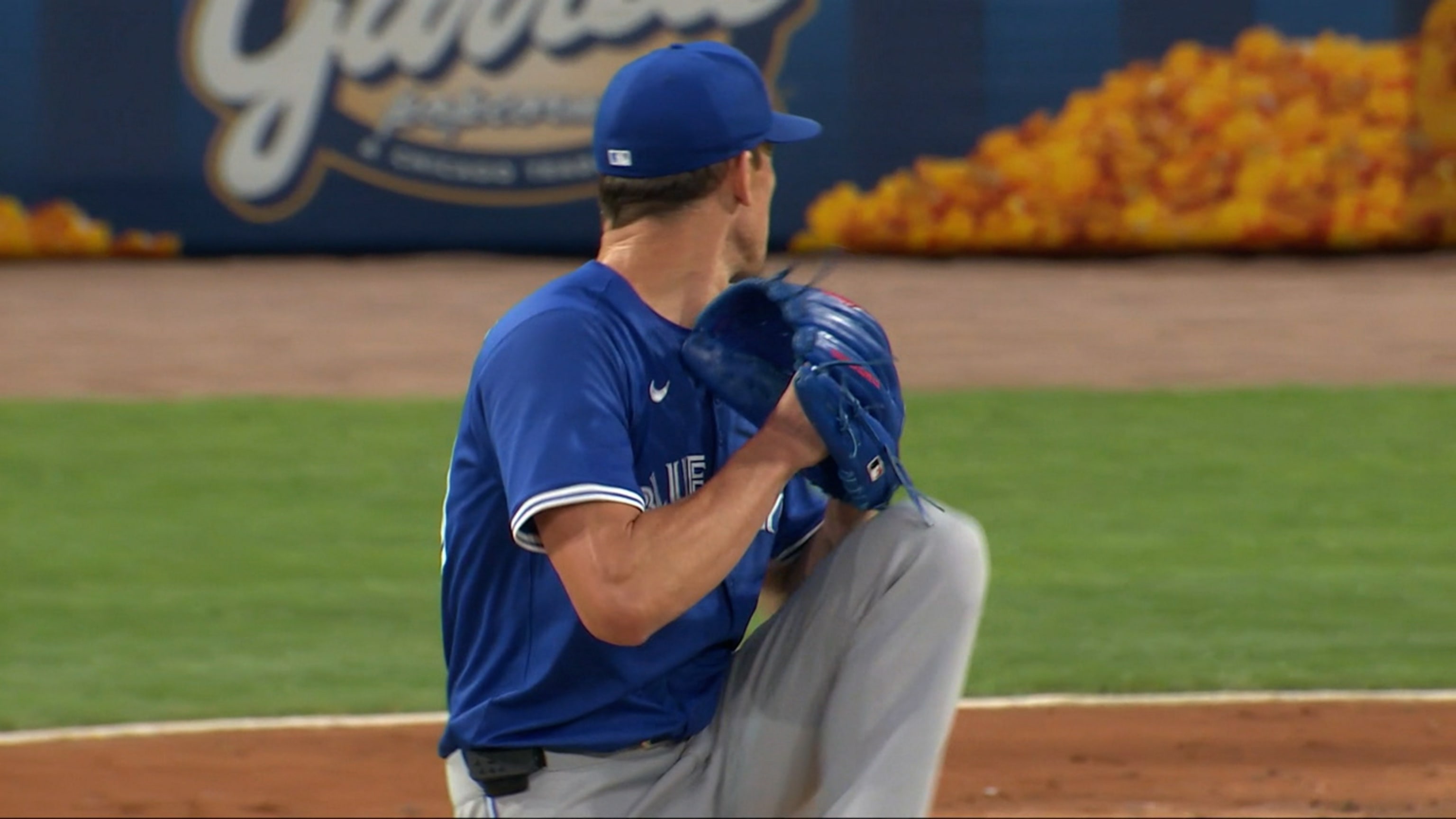 Chris Bassitt strikes out Miguel Vargas swinging