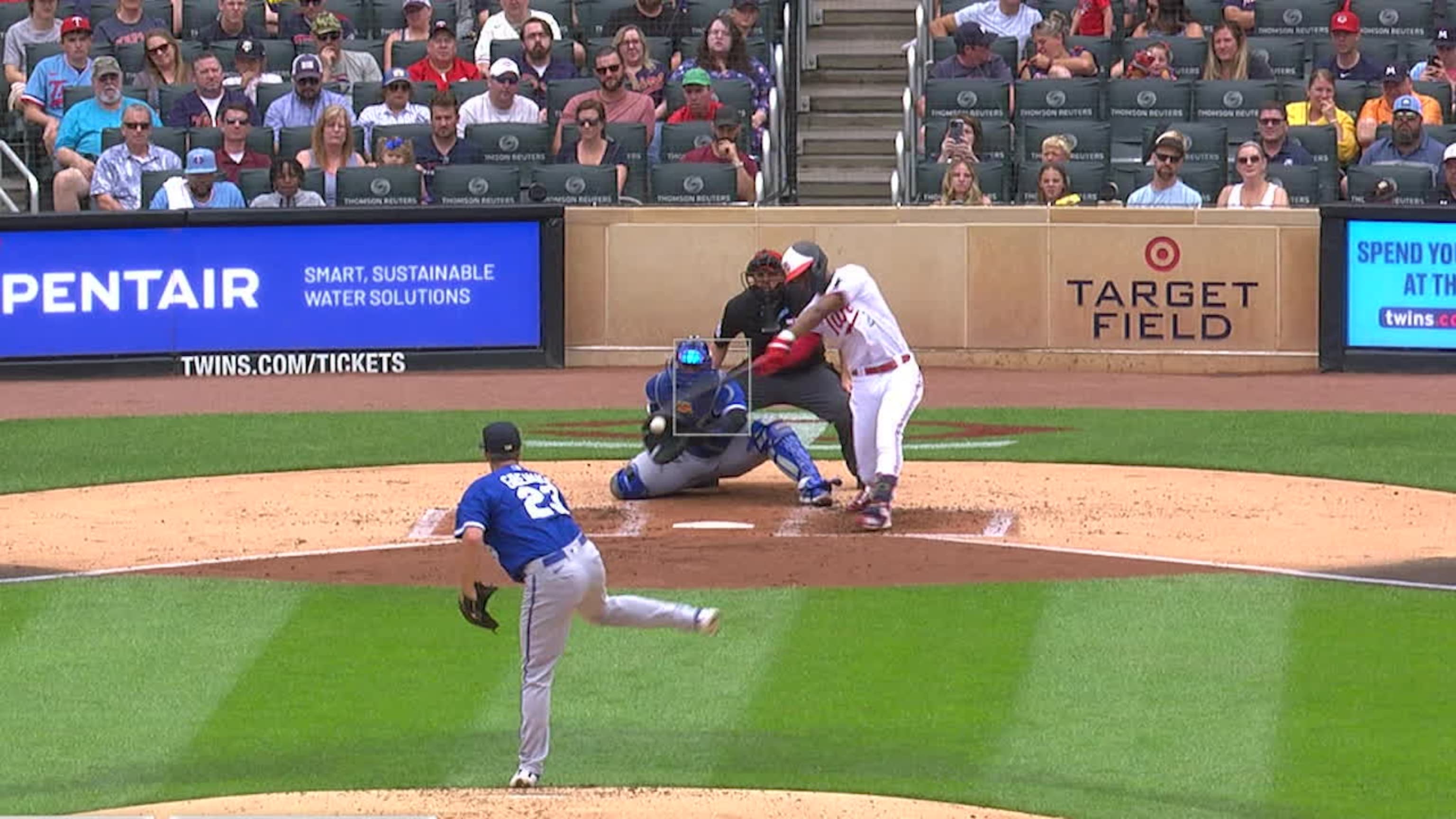 Photo: Royals Zack Greinke Pitches Against the Twins on Opening