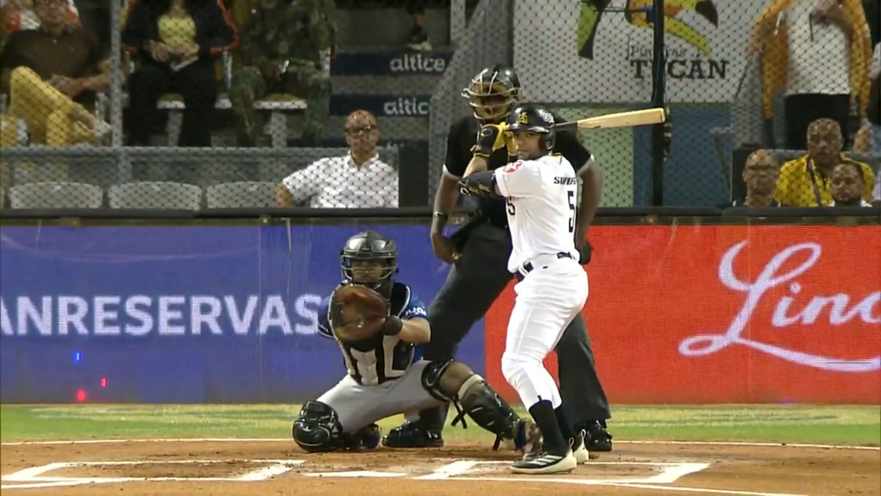 Steward Berroa da  jonrón solitario