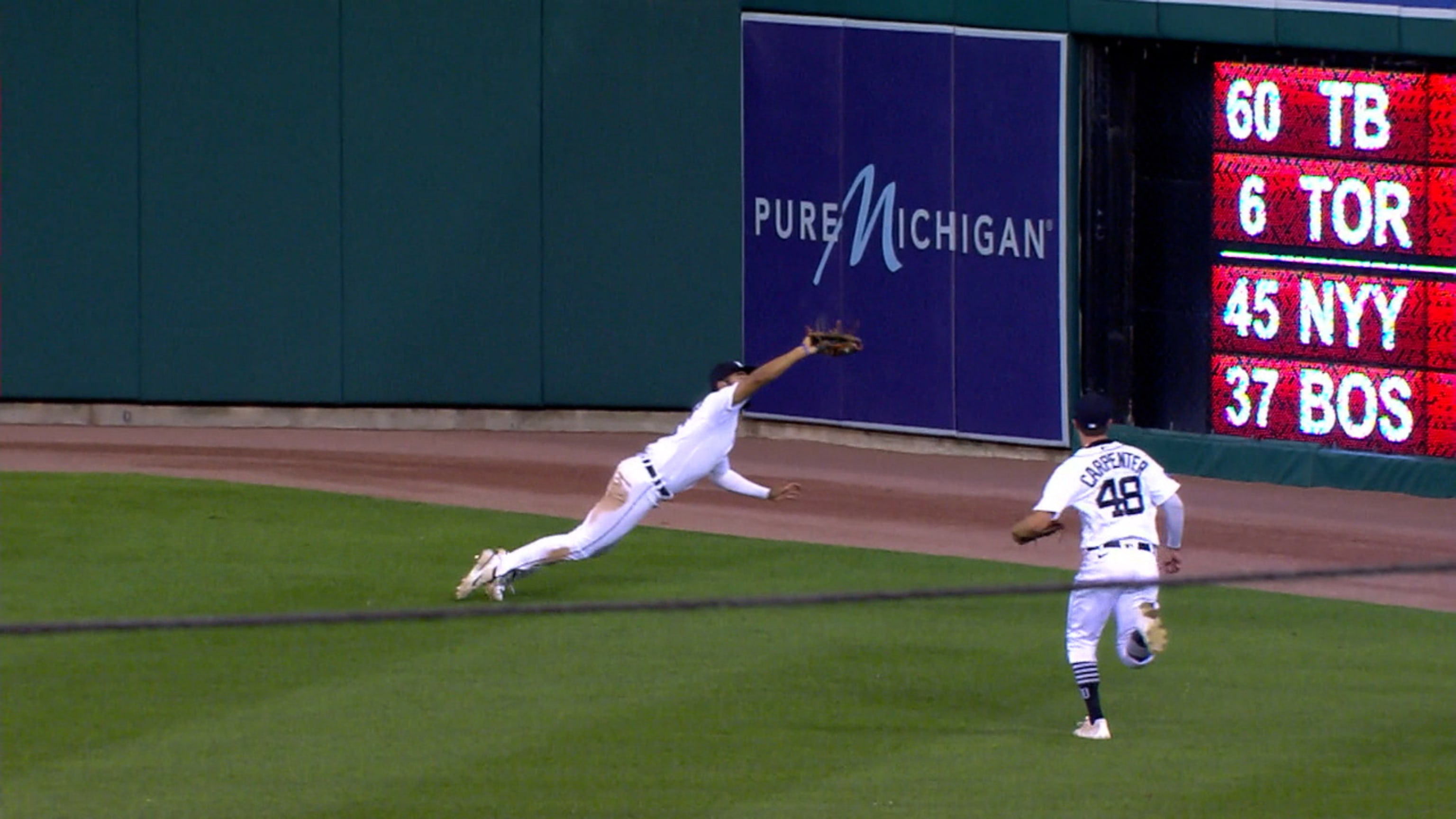 MLB: Detroit Tigers' Riley Greene flies through air to take catch