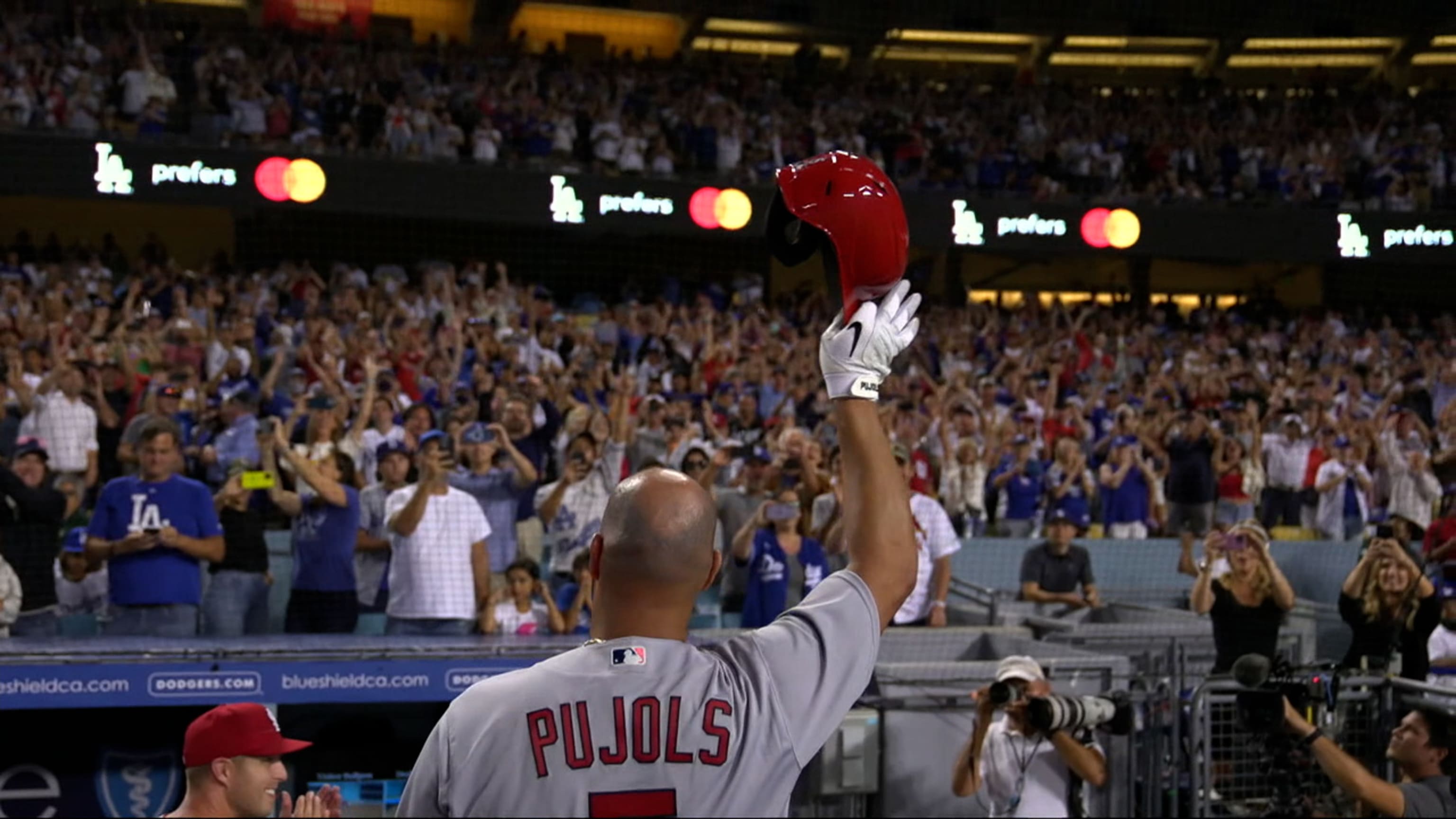 Albert Pujols signs retirement papers with Cardinals