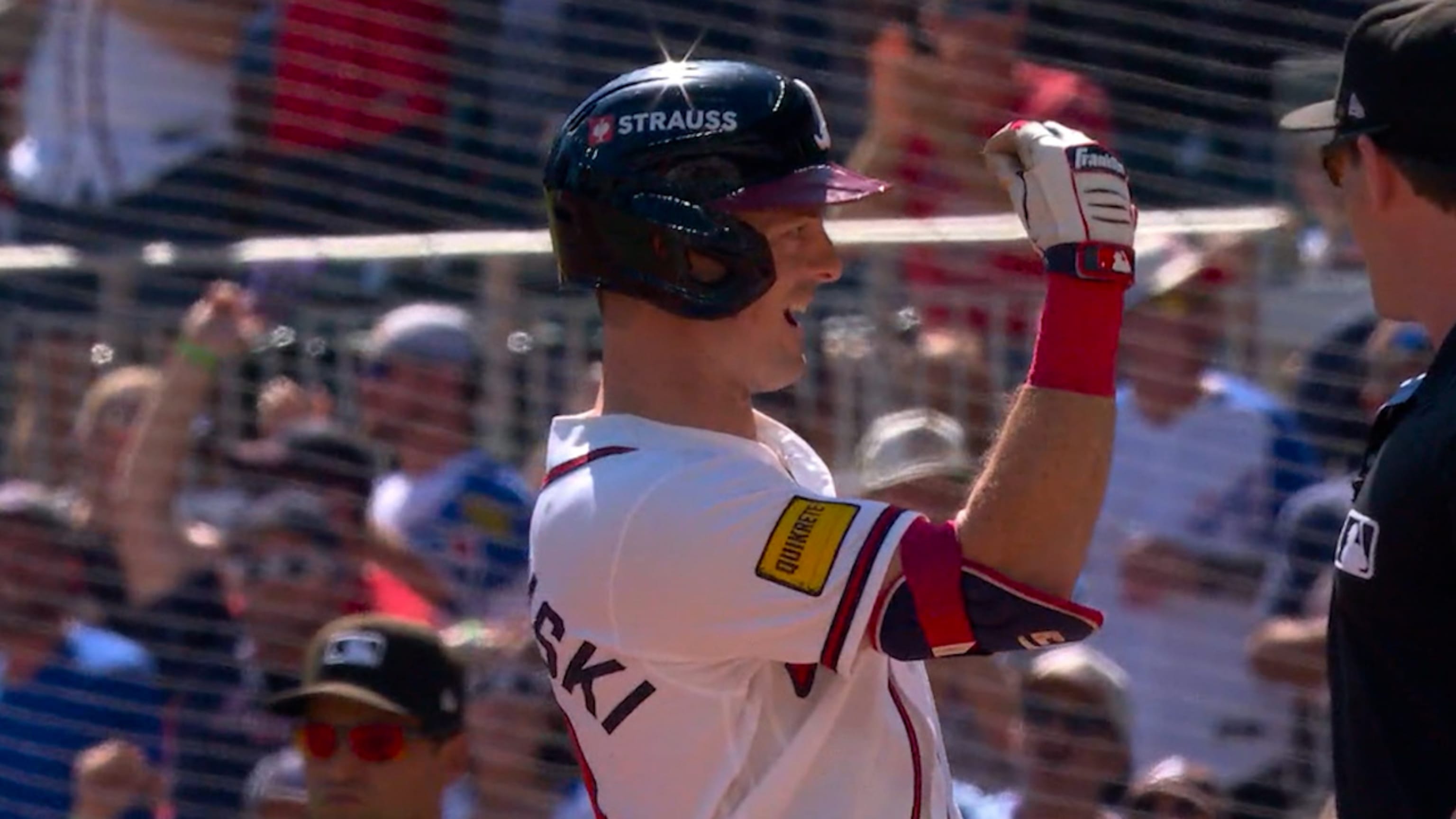 Mike Yastrzemski lo empata con hit