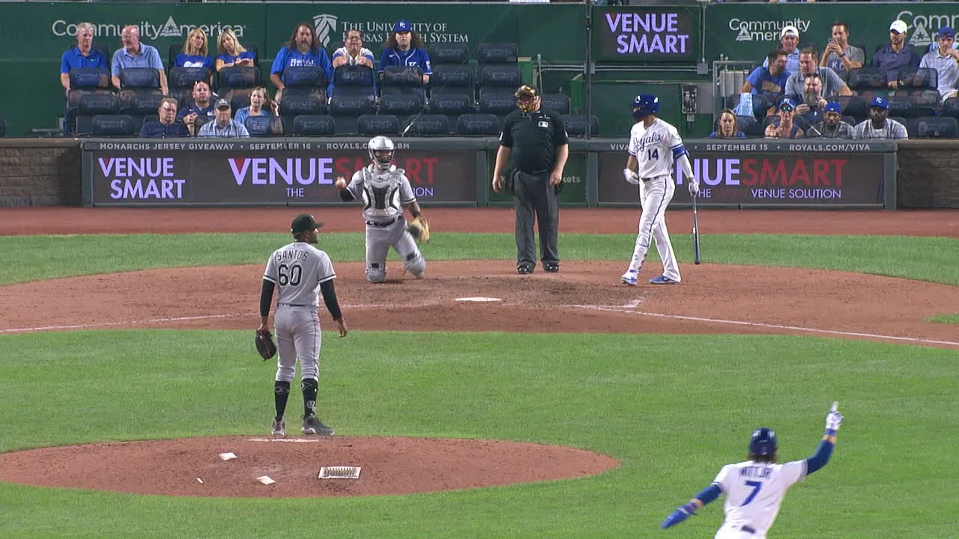 MLB roundup: Royals edge White Sox on walk-off bunt
