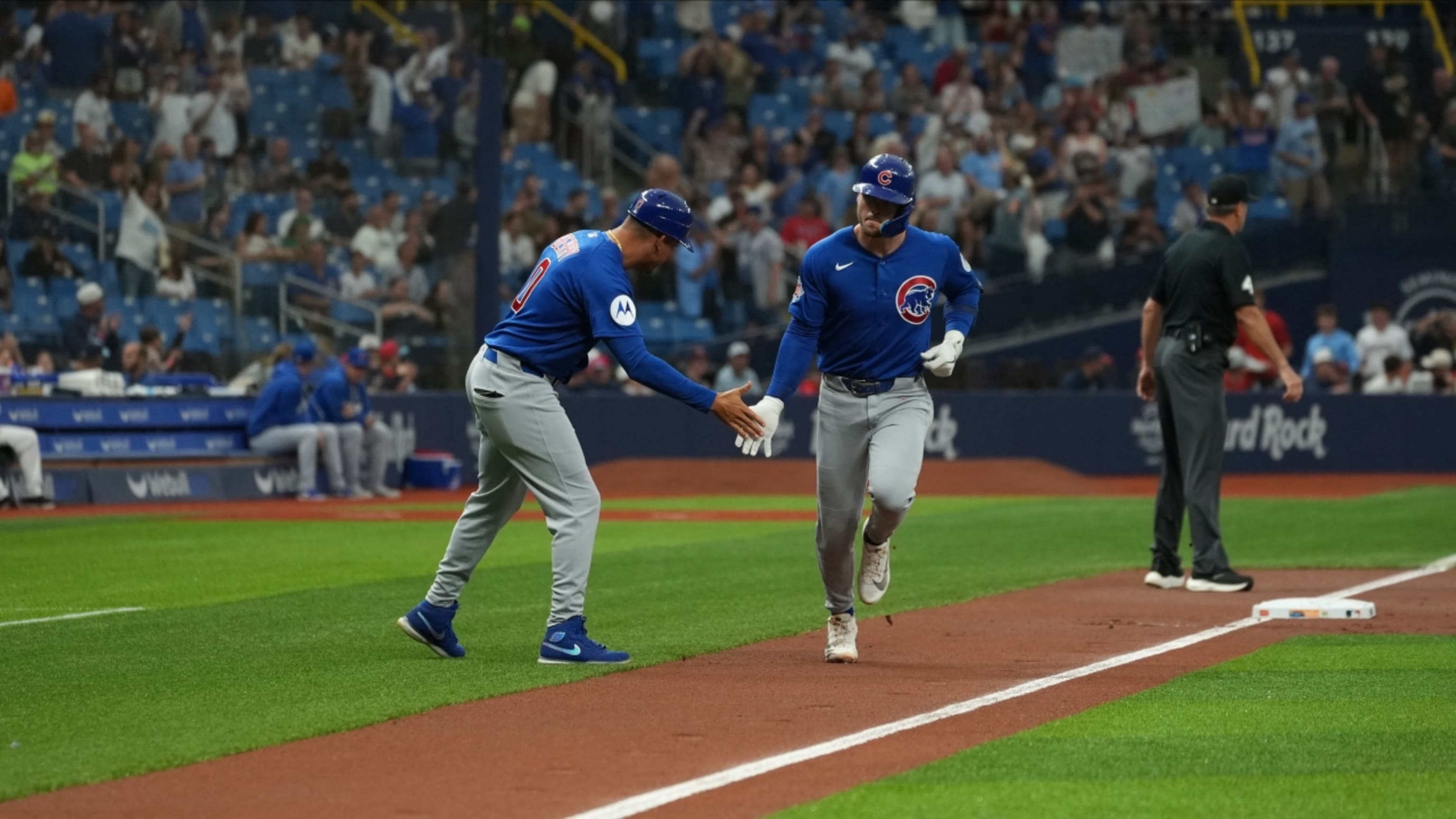 Nico Hoerner abre el juego con jonrón