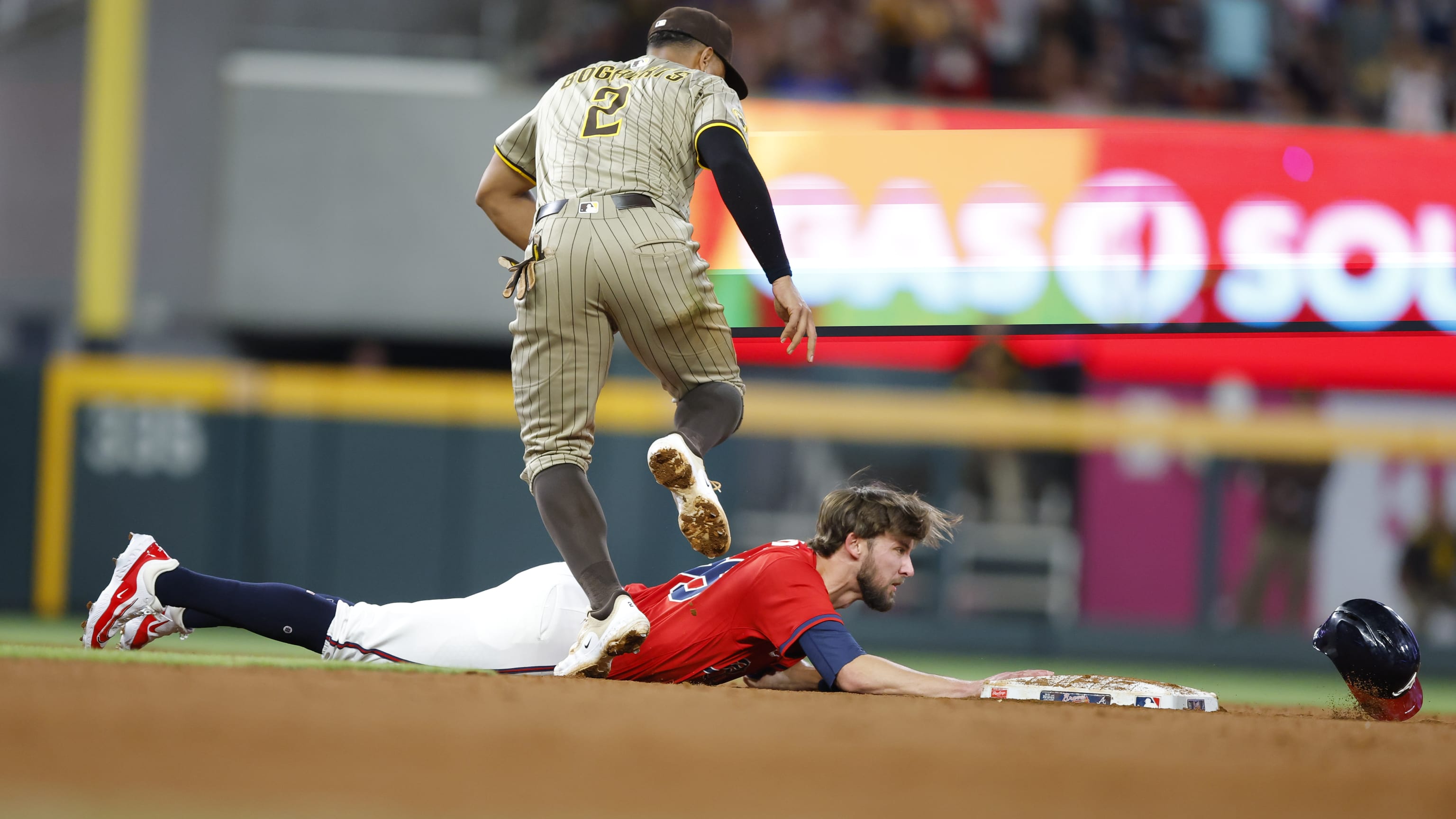 Eli White backtracks on bases in 9th inning